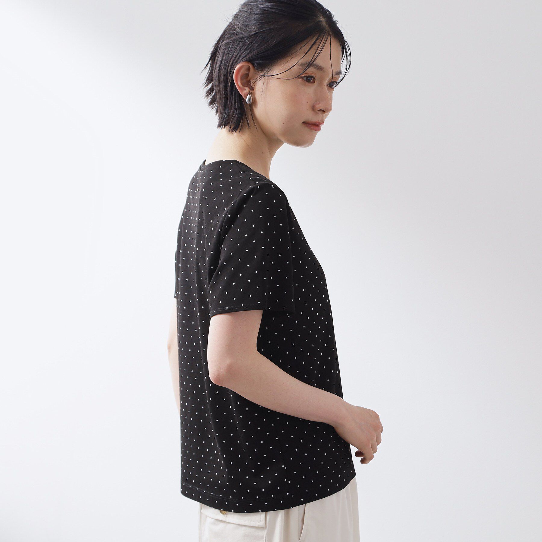 THE SHOP TK「大人にちょうどいい チャーム付きドット柄Tシャツ」|Tシャツ・カットソー|