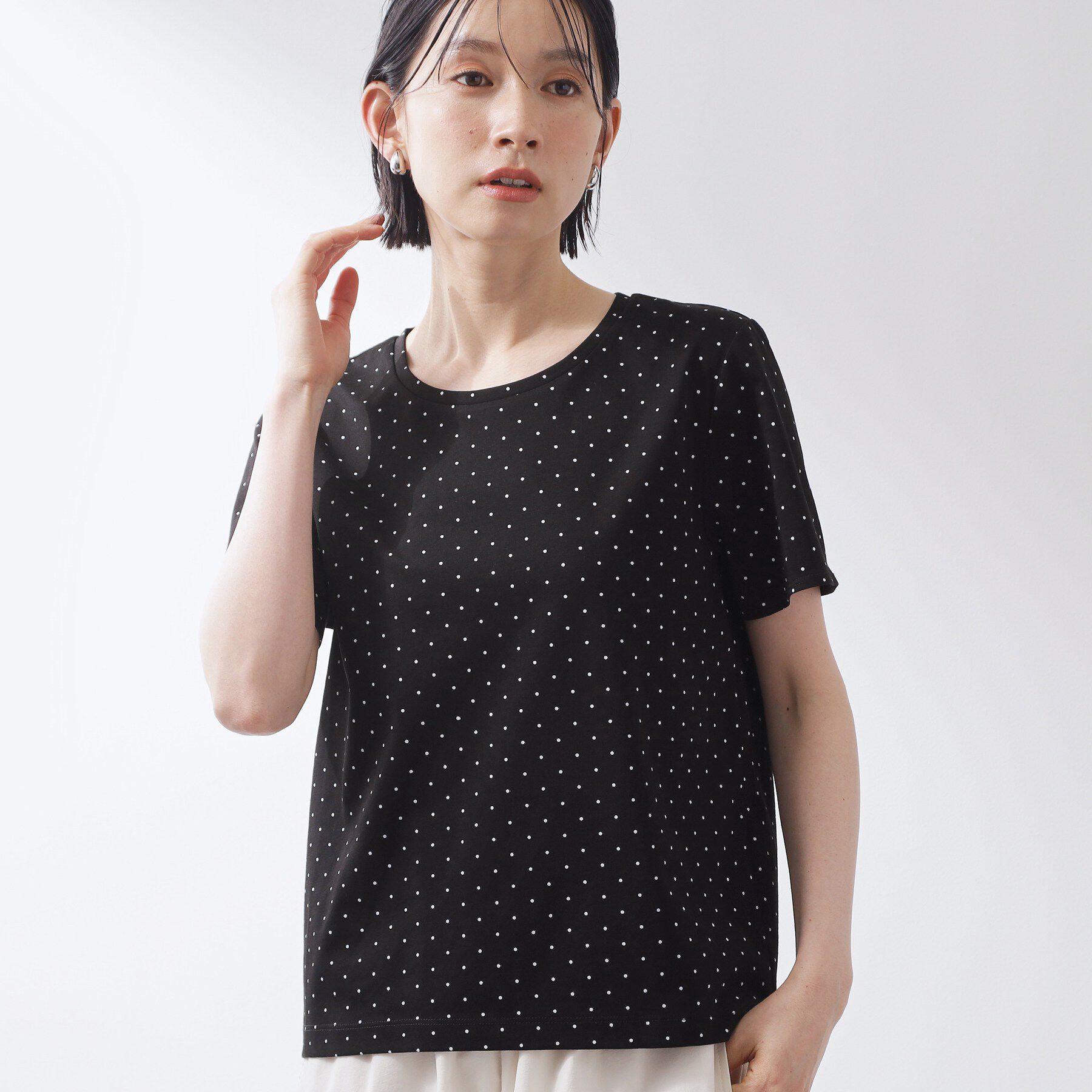 THE SHOP TK「大人にちょうどいい チャーム付きドット柄Tシャツ」|Tシャツ・カットソー|ブラック(119)