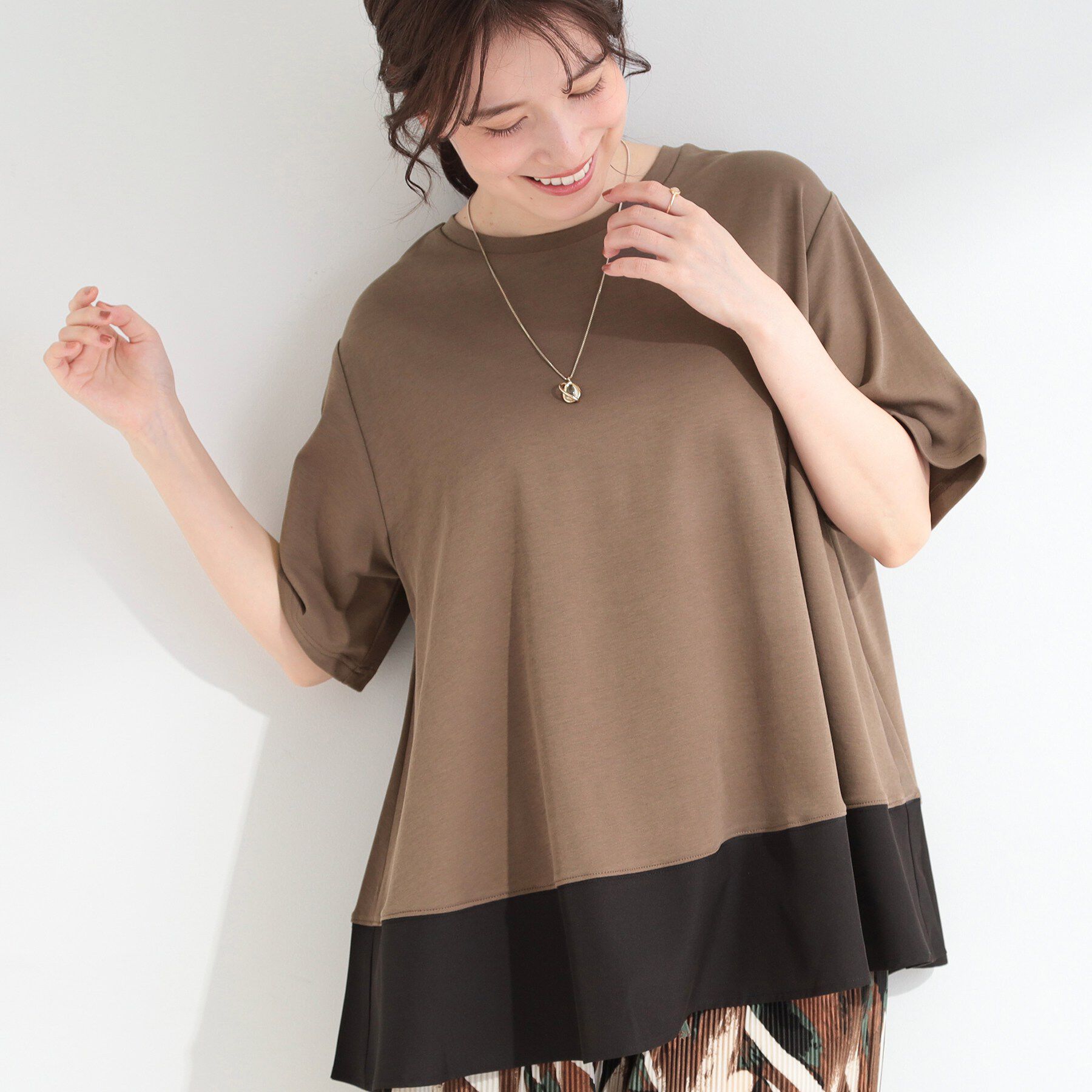 SHOO･LA･RUE「【ひんやり/UV/抗菌防臭】体型カバーも叶う 裾切り替えAライントップス」|Tシャツ・カットソー|ブラウン(544)