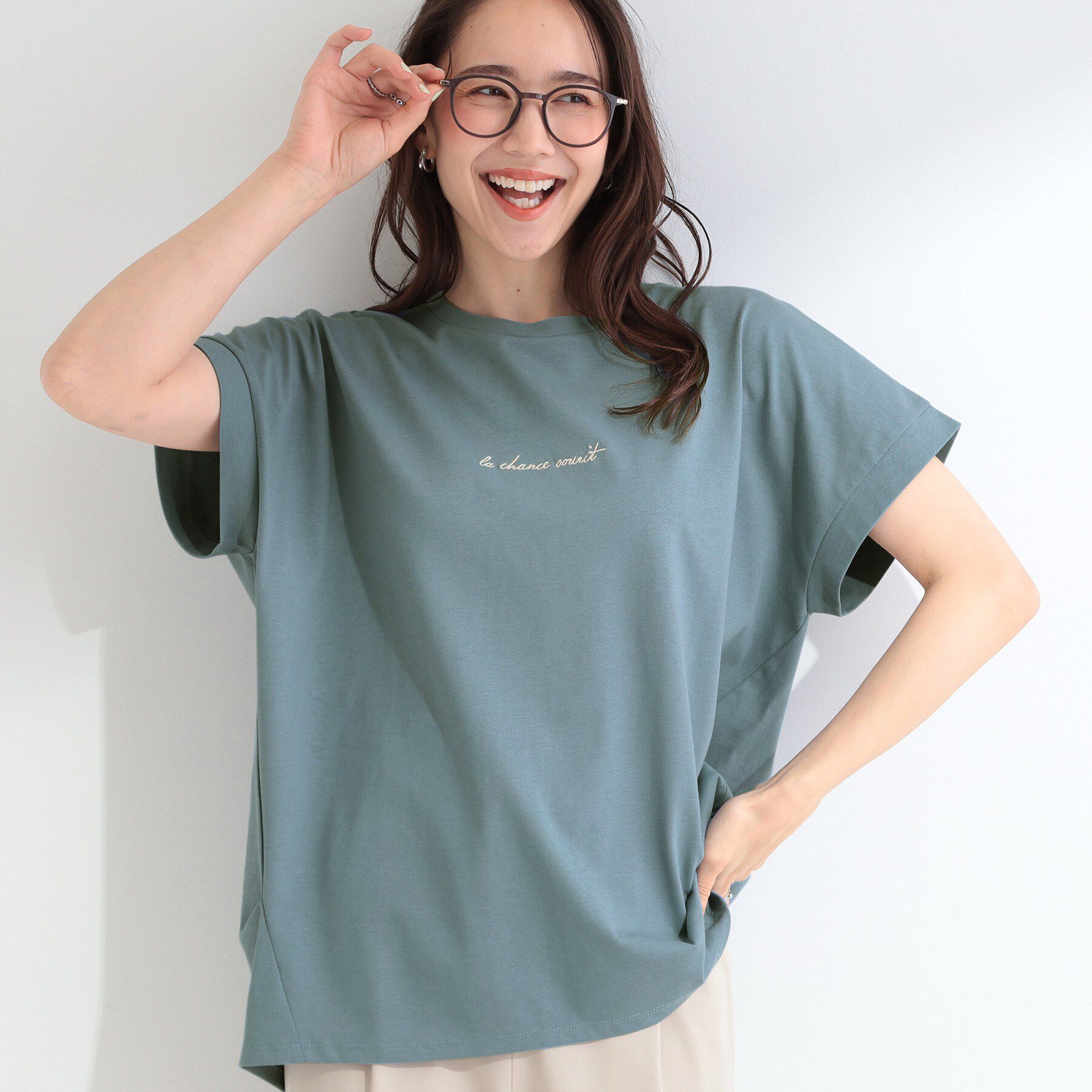 SHOO･LA･RUE「【汗じみ防止/ひんやり/体型カバー】真夏の味方。 汗じみが気になりにくい 大人の刺繍ロゴTシャツ」|Tシャツ・カットソー|ブルー(092)