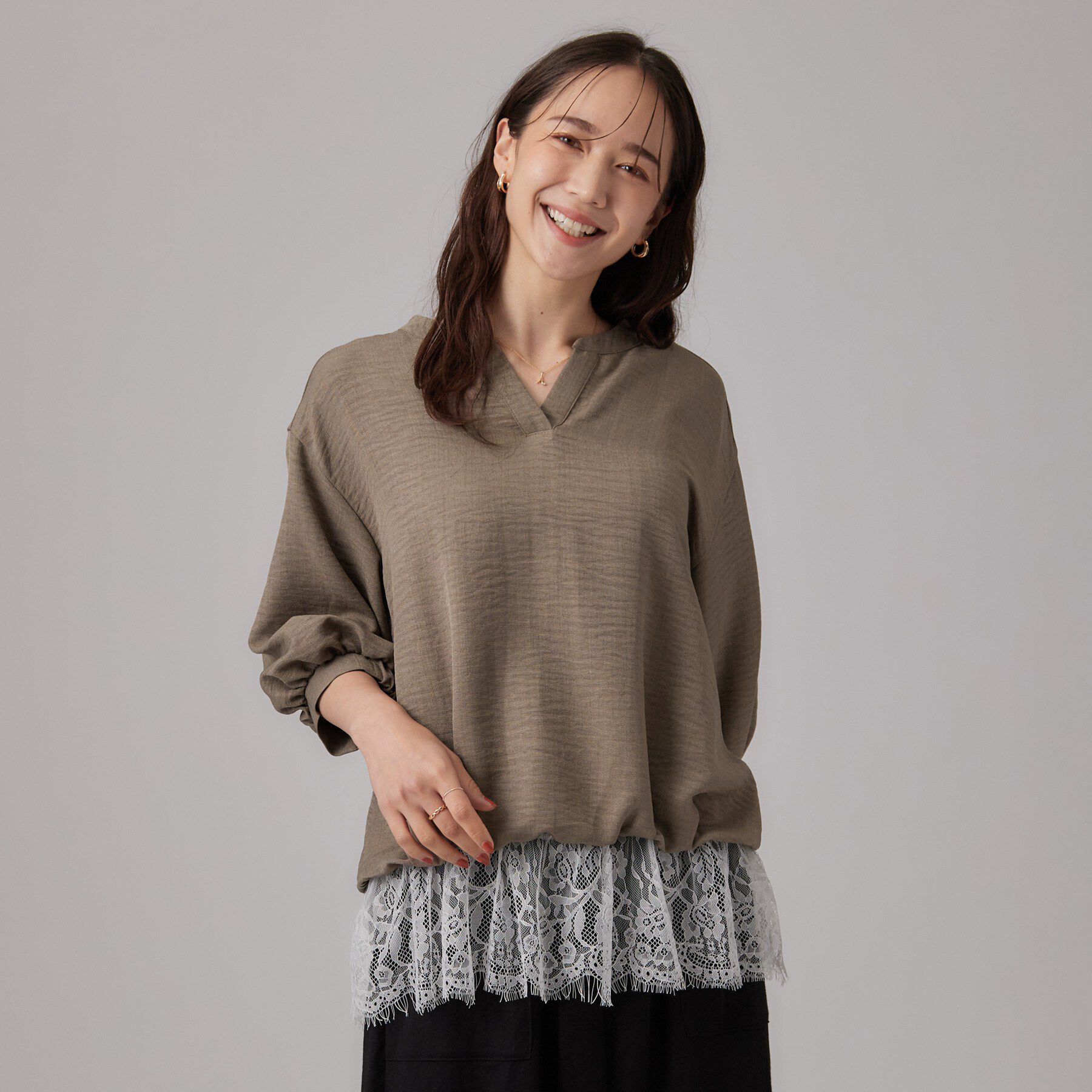 SHOO･LA･RUE「【S-LL】裾レースで女性らしさをプラス レイヤード風 タックスキッパーブラウス」|シャツ・ブラウス|