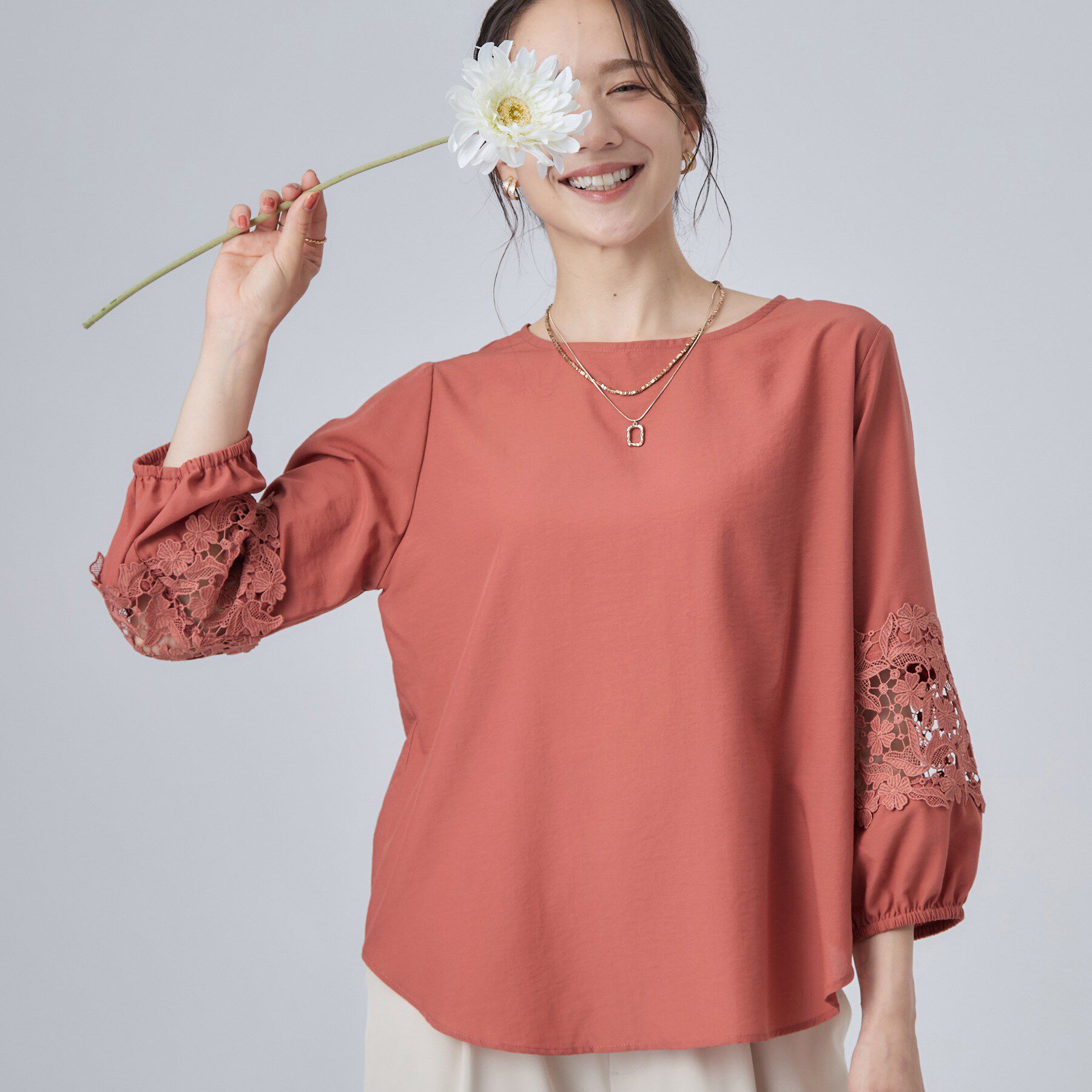 SHOO･LA･RUE「【洗濯機可/S-LL/洗濯後しわになりにくい】お袖レースデザインブラウス」|シャツ・ブラウス|オレンジ(069)