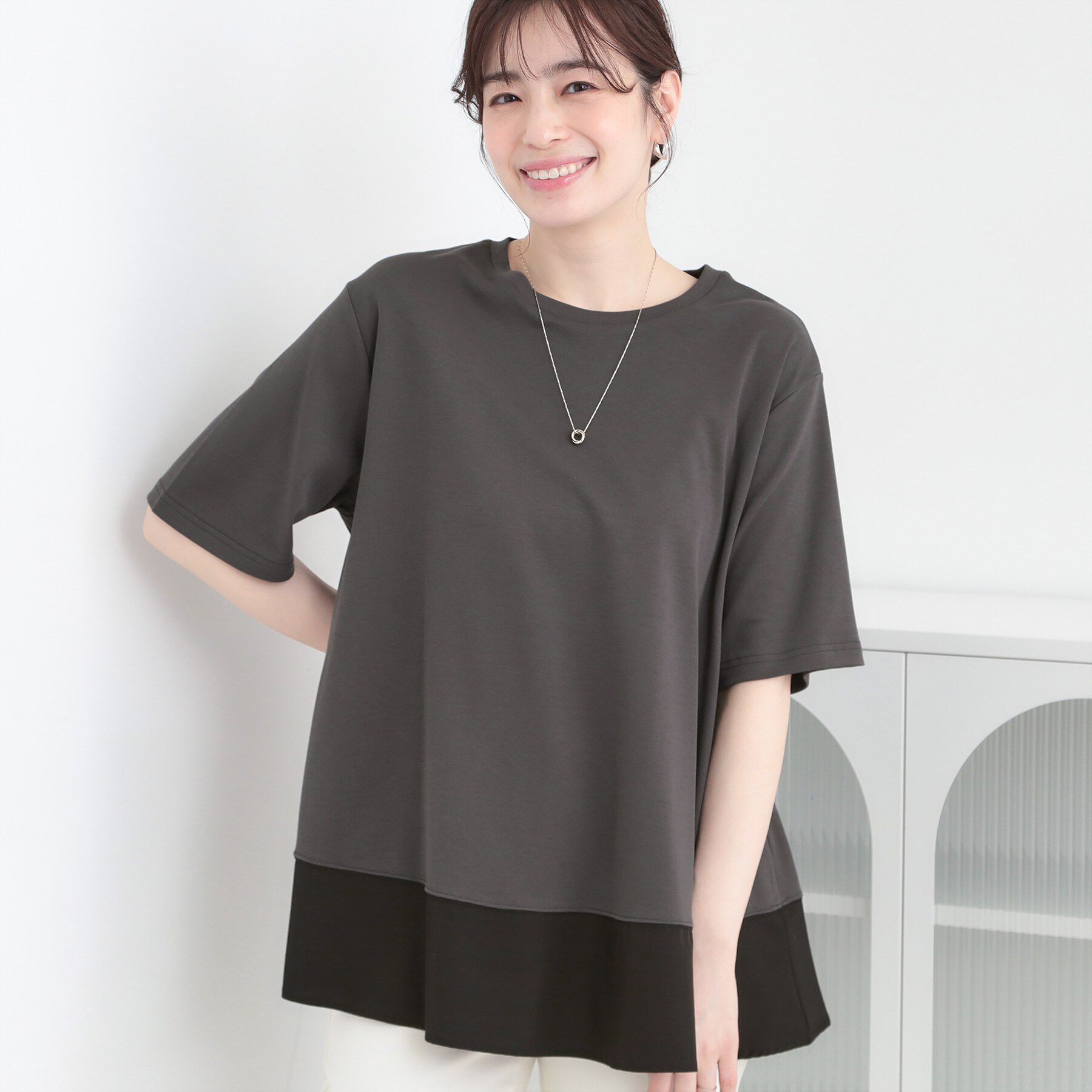 SHOO･LA･RUE「【ひんやり/UV/抗菌防臭】体型カバーも叶う 裾切り替えAライントップス」|Tシャツ・カットソー|チャコールグレー(5