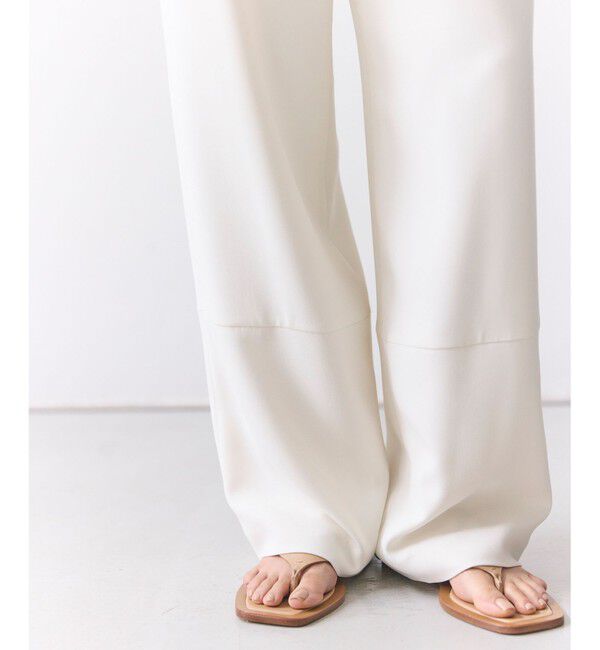 BEIGE,「【STORY 掲載】GYPSUM / シルキータッチ セミワイドタックパンツ」|その他|