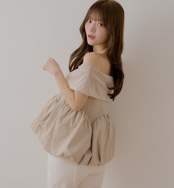  「【SALON  by Chico】前後2オフショルバルーンペプラムベロアトップス」|Tシャツ・カットソー|