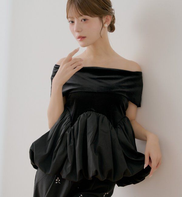  「【SALON  by Chico】前後2オフショルバルーンペプラムベロアトップス」|Tシャツ・カットソー|ブラック