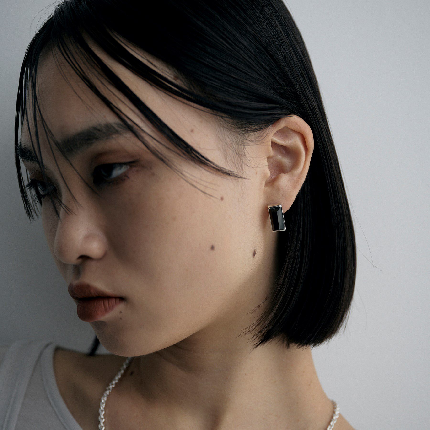 COCOSHNIK ONKITSCH「シルバー オニキス バケットカットスタッドピアス」|ピアス|