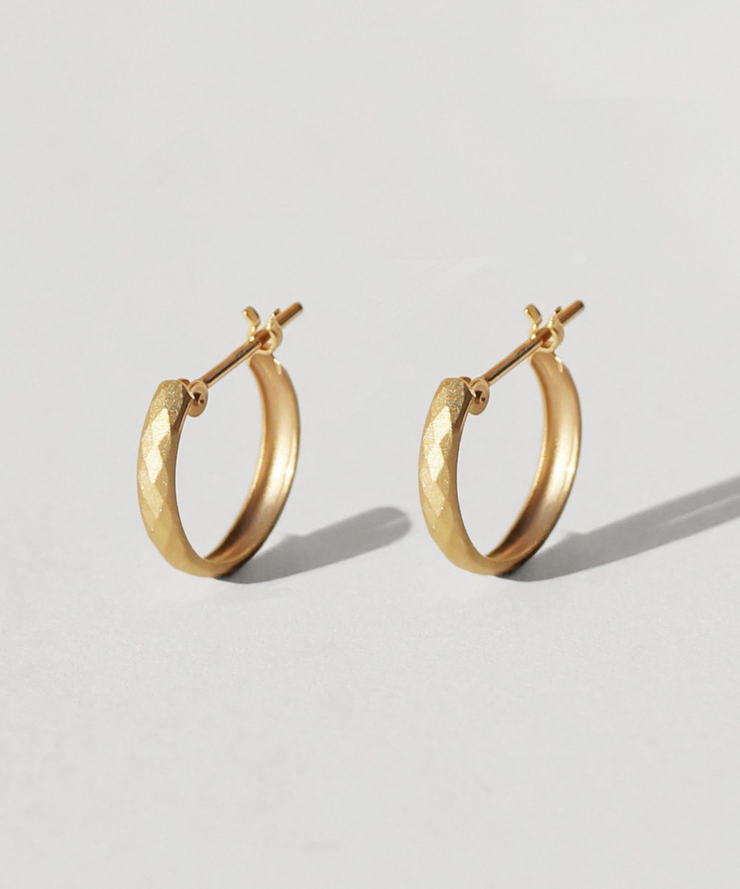 JUPITER「【K10】ダイヤモンドカットフープピアス　マットゴールド」|ピアス|