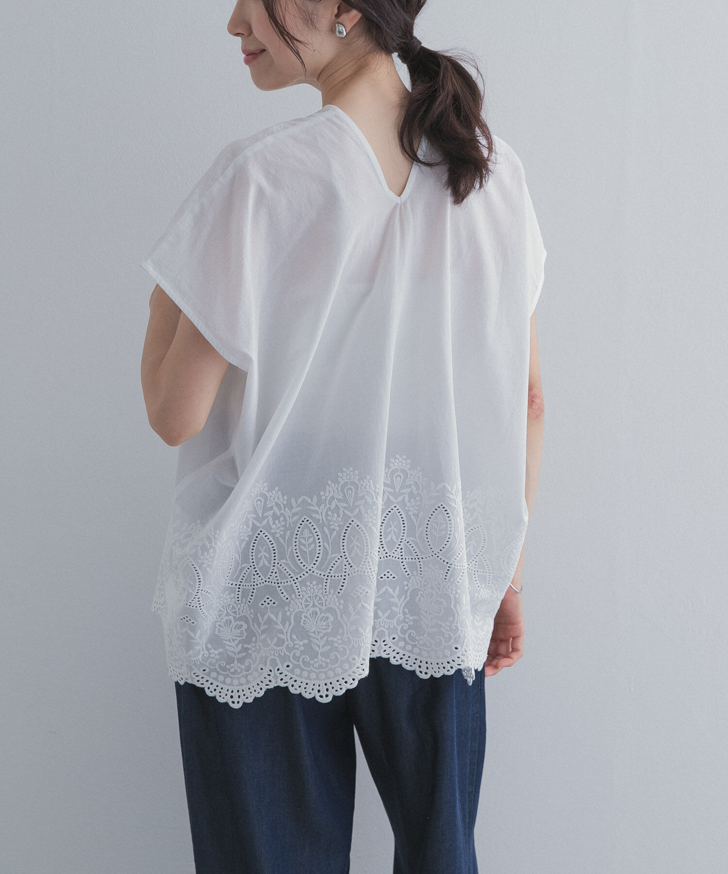 URBAN RESEARCH DOORS「裾刺繍Vネックブラウス」|シャツ・ブラウス|