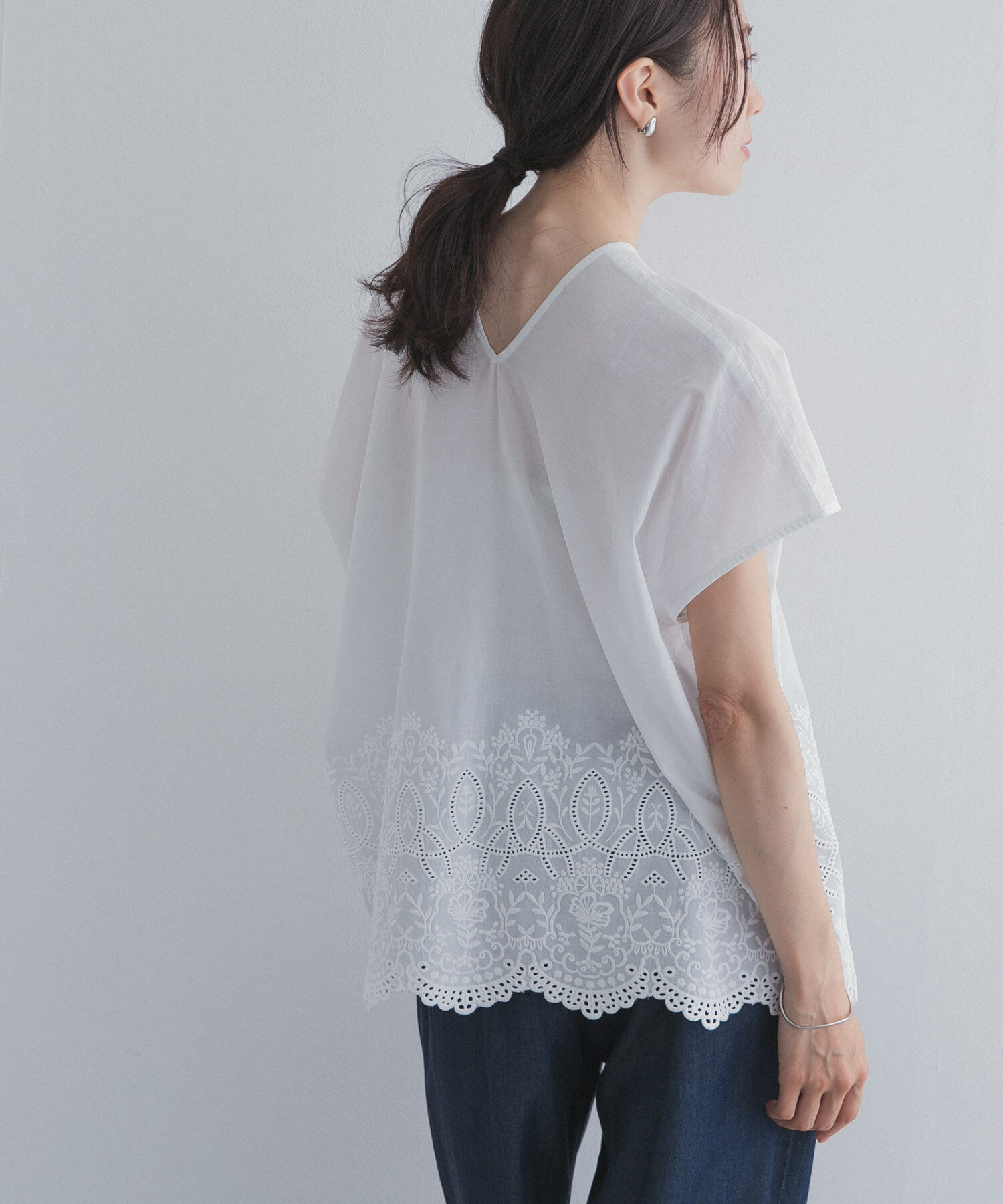 URBAN RESEARCH DOORS「裾刺繍Vネックブラウス」|シャツ・ブラウス|