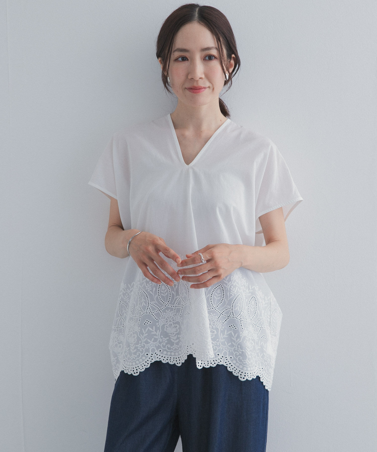 URBAN RESEARCH DOORS「裾刺繍Vネックブラウス」|シャツ・ブラウス|