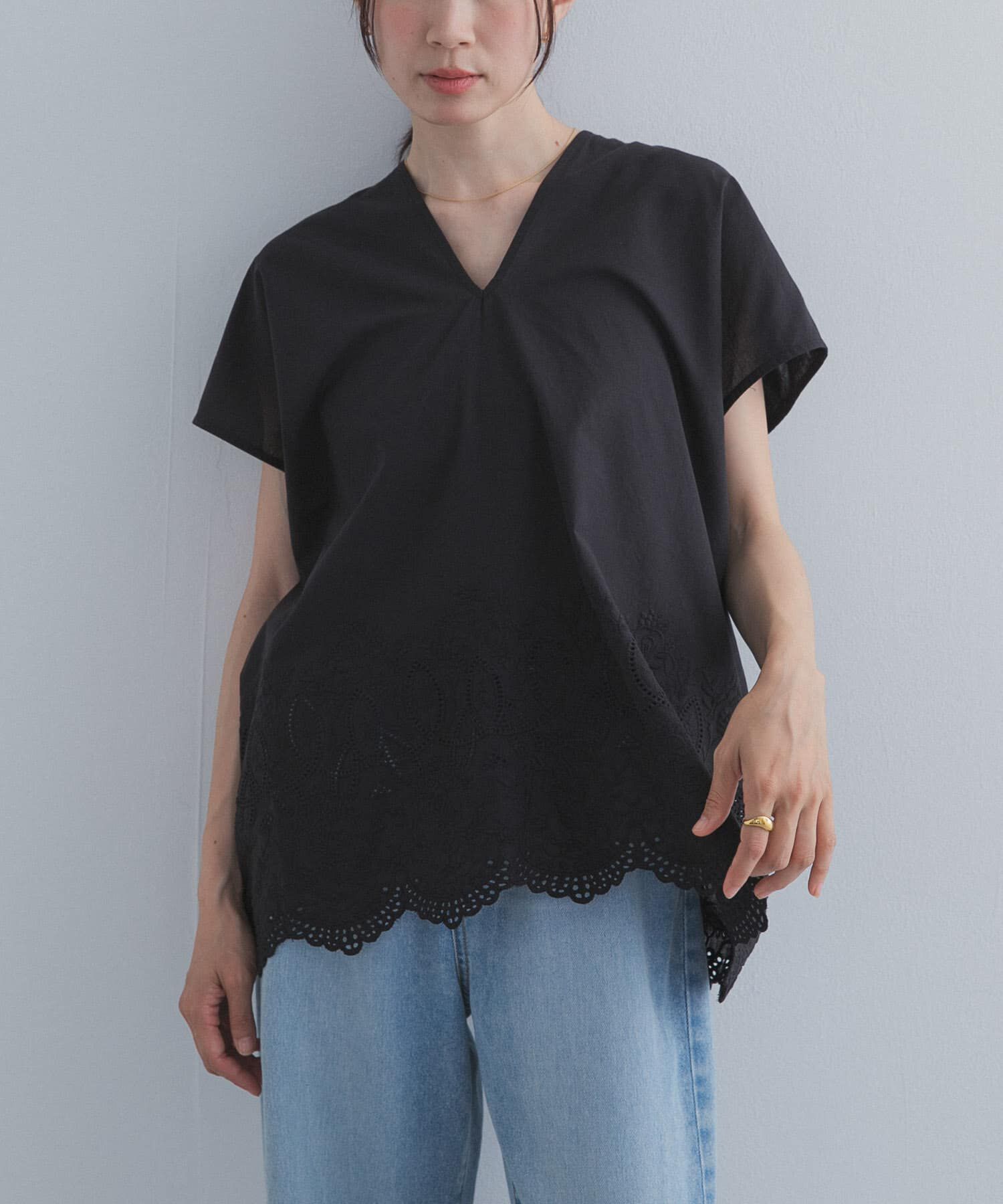 URBAN RESEARCH DOORS「裾刺繍Vネックブラウス」|シャツ・ブラウス|チャコールグレー
