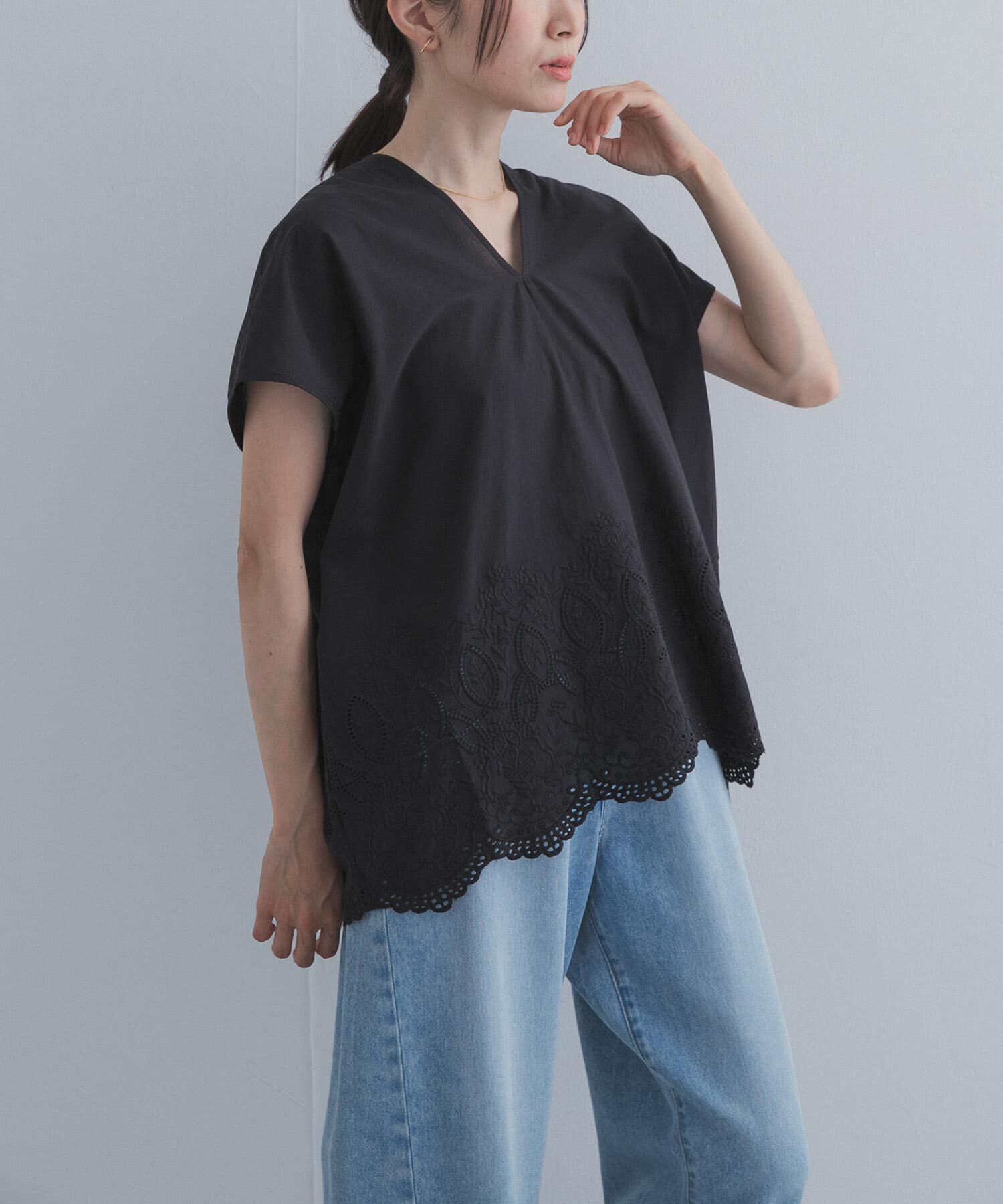 URBAN RESEARCH DOORS「裾刺繍Vネックブラウス」|シャツ・ブラウス|