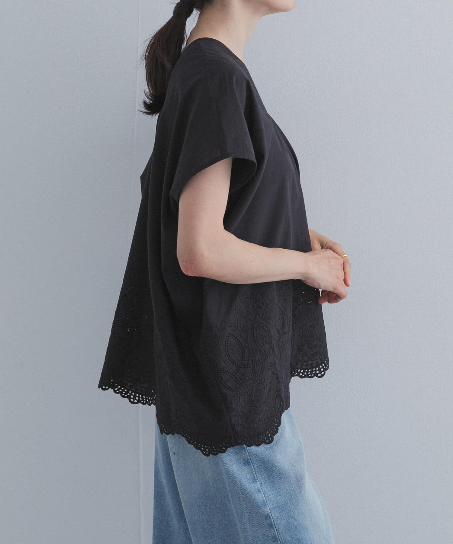 URBAN RESEARCH DOORS「裾刺繍Vネックブラウス」|シャツ・ブラウス|
