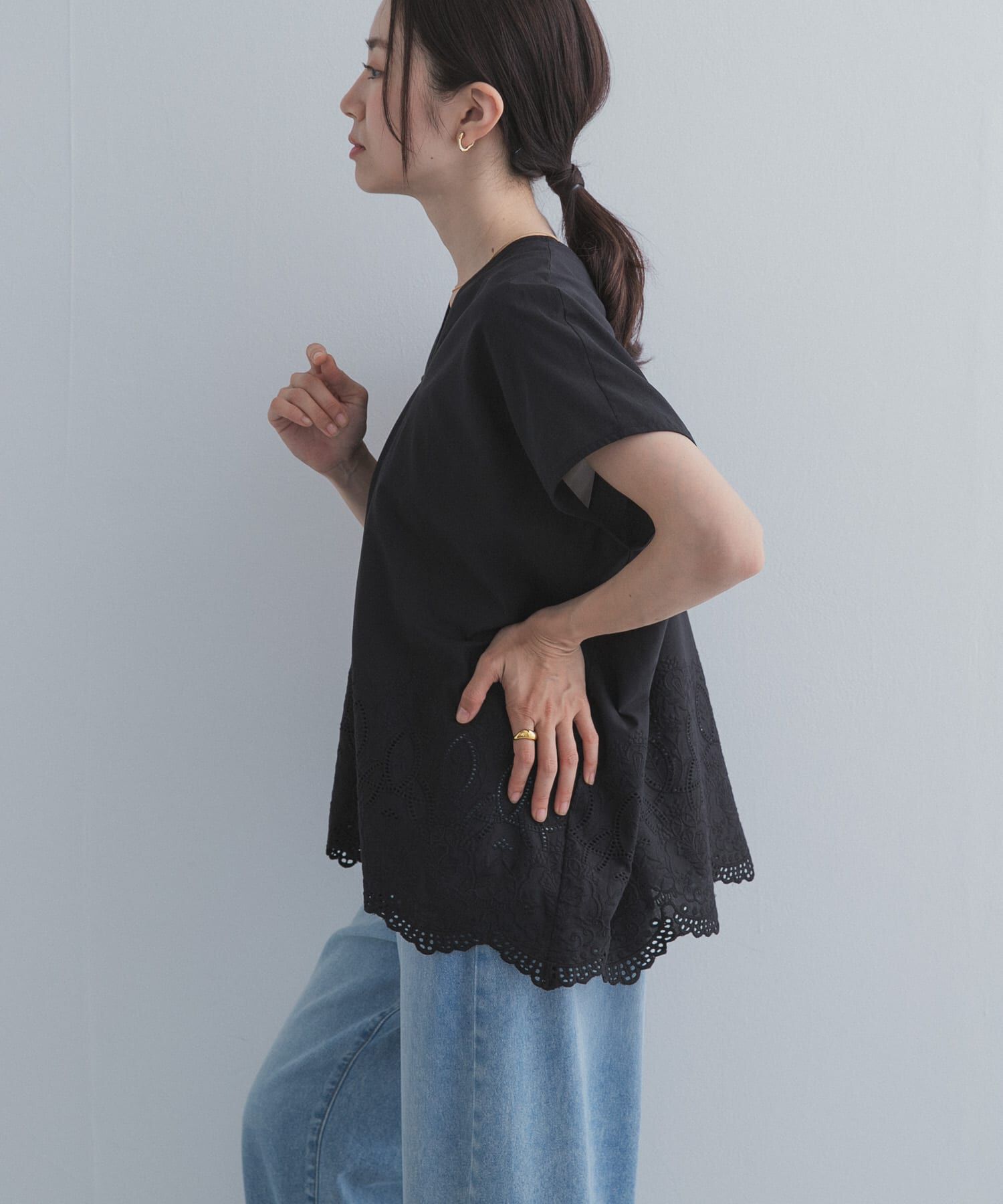 URBAN RESEARCH DOORS「裾刺繍Vネックブラウス」|シャツ・ブラウス|