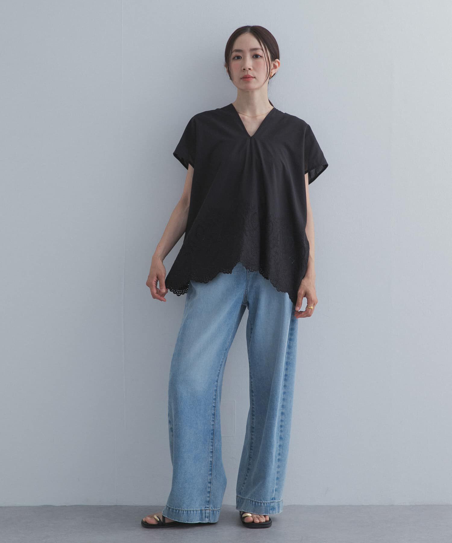URBAN RESEARCH DOORS「裾刺繍Vネックブラウス」|シャツ・ブラウス|