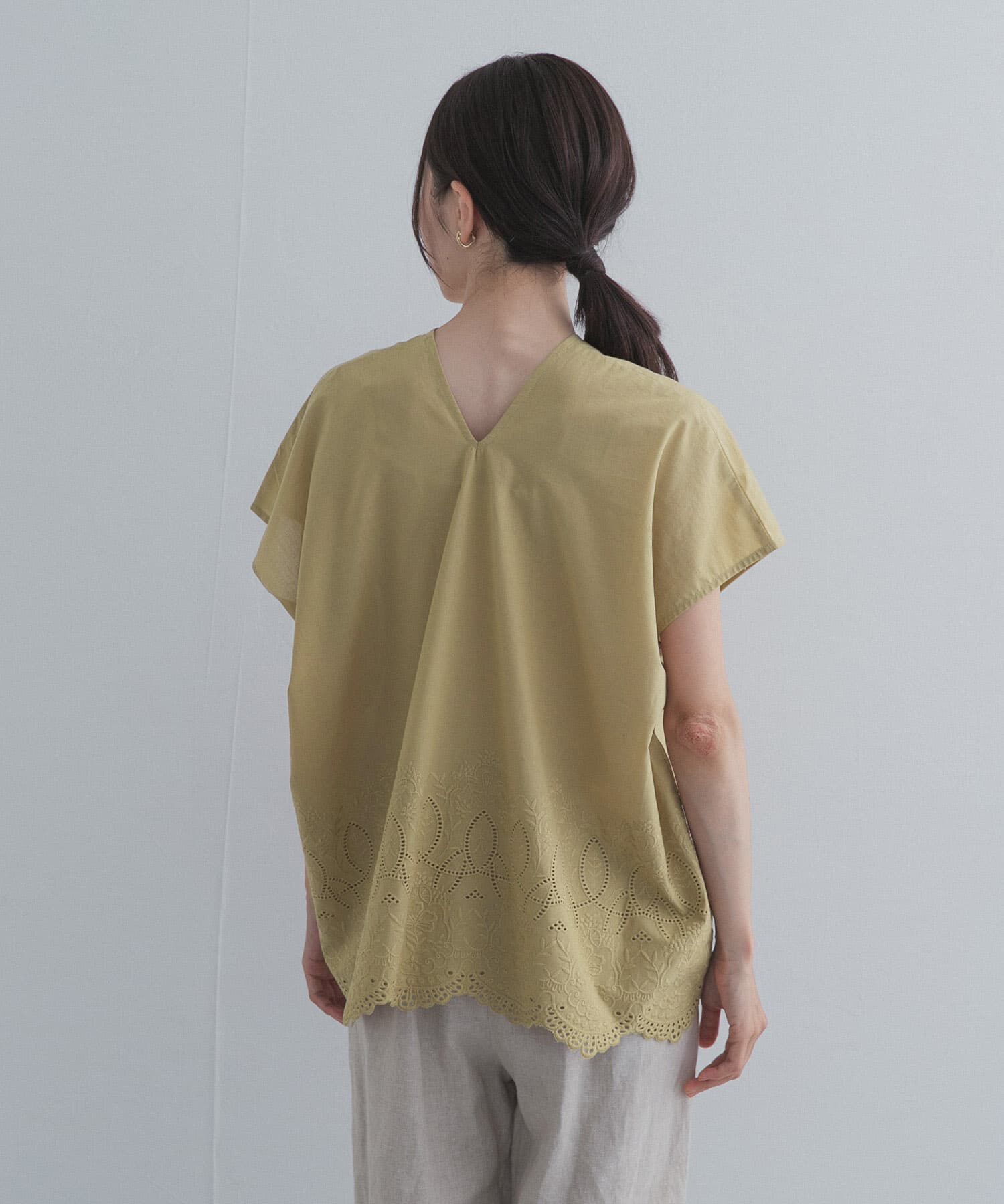 URBAN RESEARCH DOORS「裾刺繍Vネックブラウス」|シャツ・ブラウス|