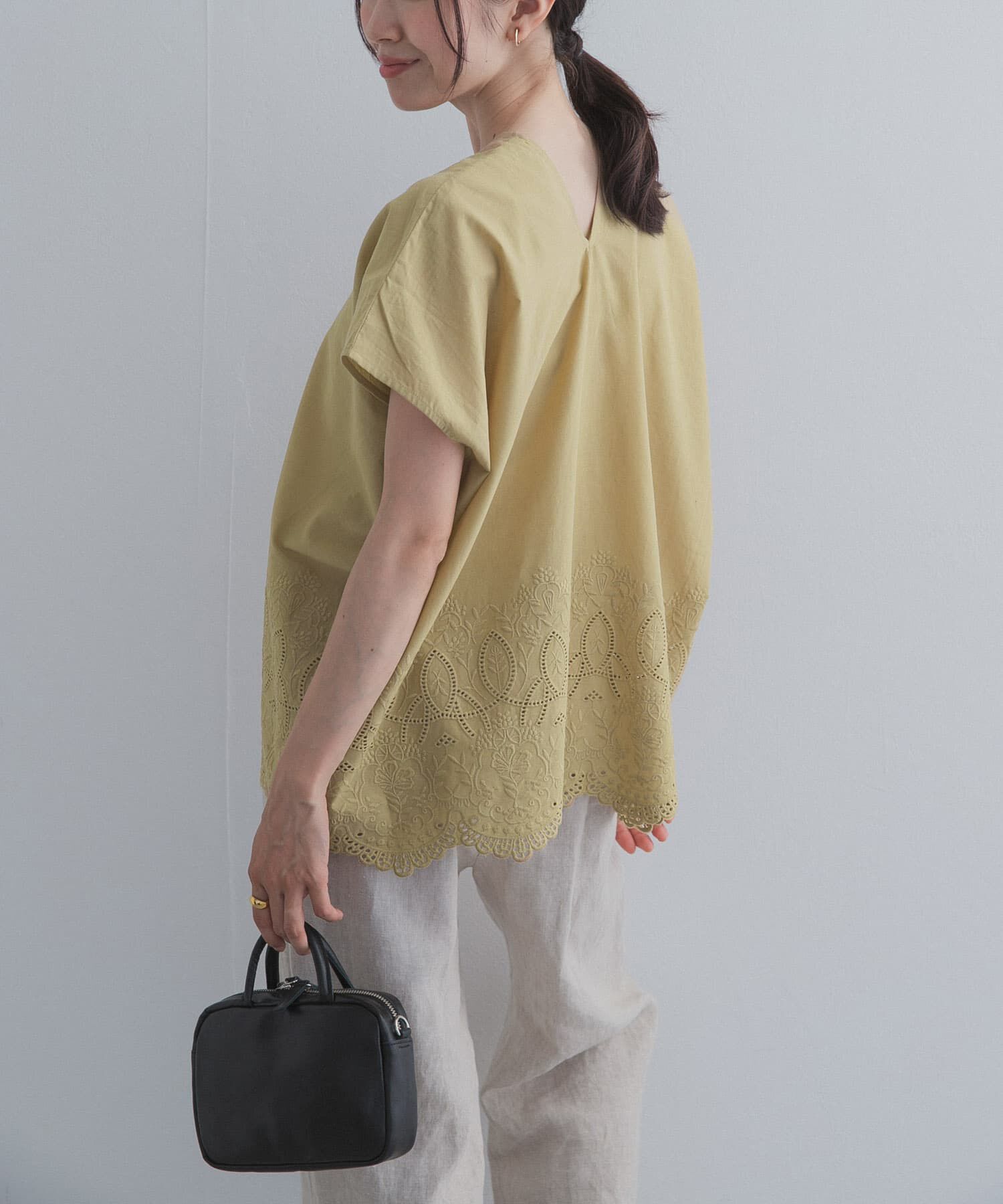 URBAN RESEARCH DOORS「裾刺繍Vネックブラウス」|シャツ・ブラウス|