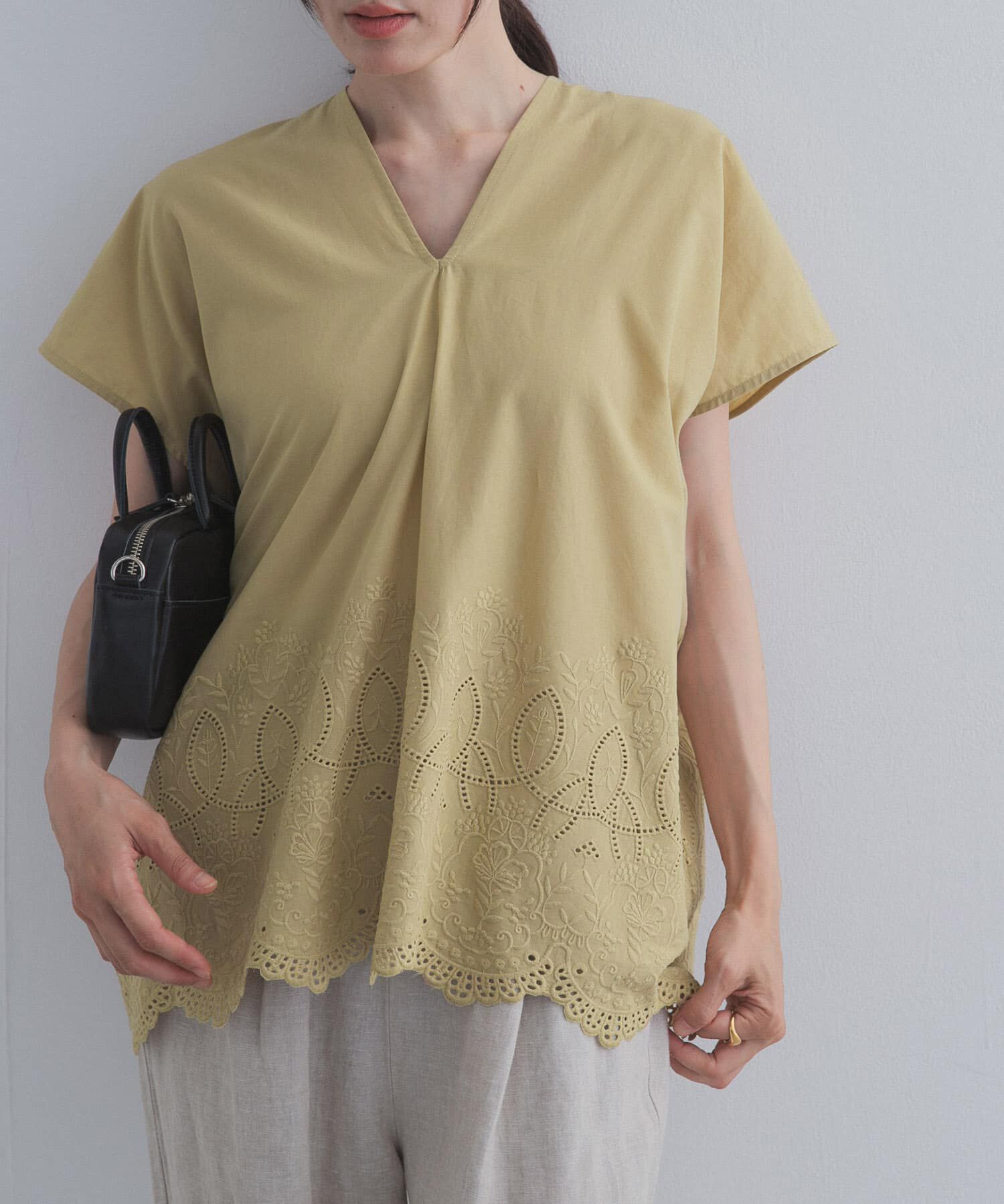 URBAN RESEARCH DOORS「裾刺繍Vネックブラウス」|シャツ・ブラウス|