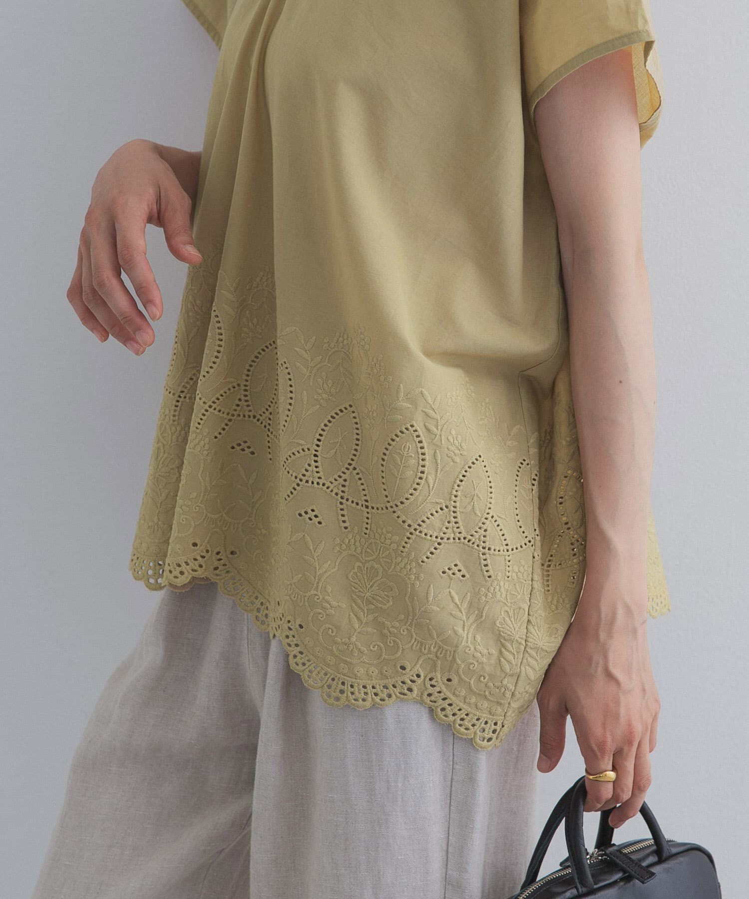URBAN RESEARCH DOORS「裾刺繍Vネックブラウス」|シャツ・ブラウス|