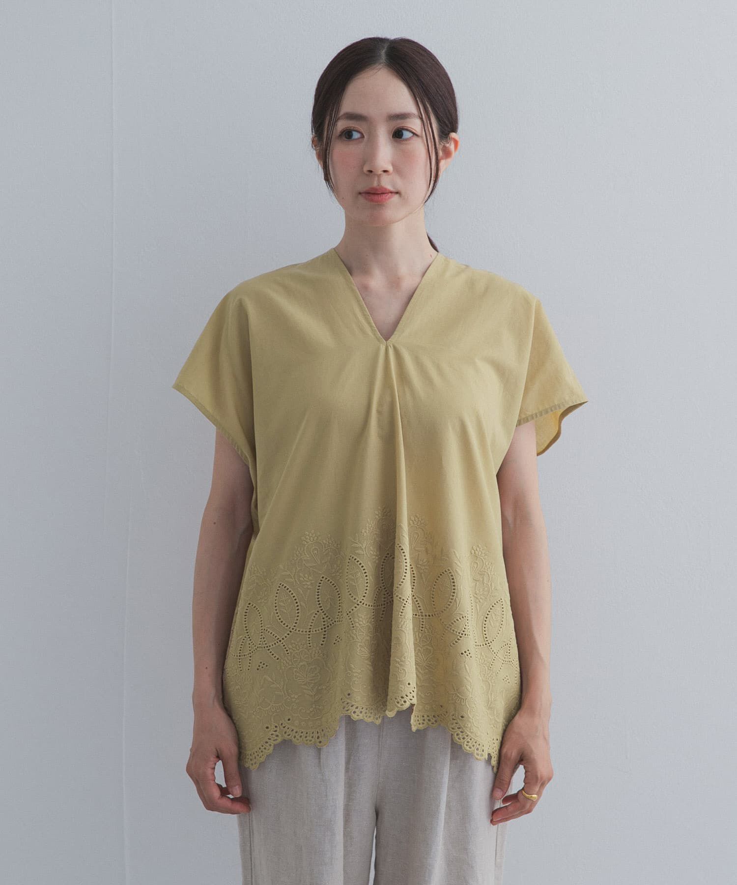 URBAN RESEARCH DOORS「裾刺繍Vネックブラウス」|シャツ・ブラウス|