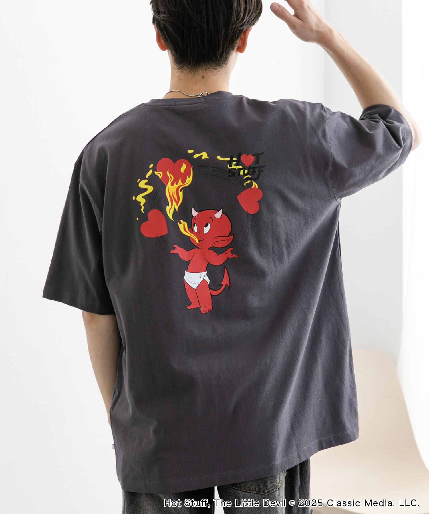 SENSE OF PLACE by URBAN RESEARCH「『別注』HOT STUFF&times;SENSE OF PLACE　 プリントTシャツ A」|Tシャツ・カットソー|チャコールグレー