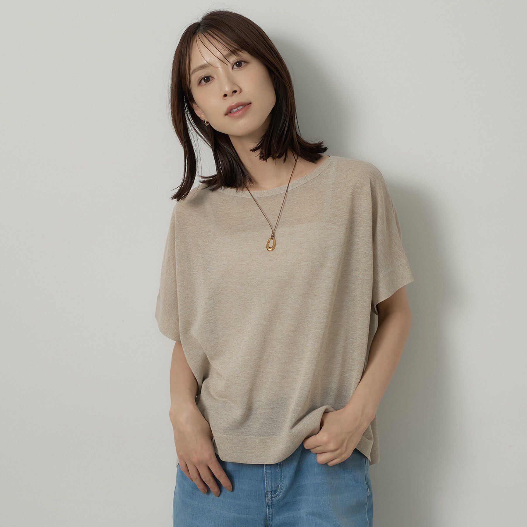 UNTITLED「【アンサンブル可/品のある透け感】Tシャツ風ニットトップス」|ニット・セーター|グレージュ(050)