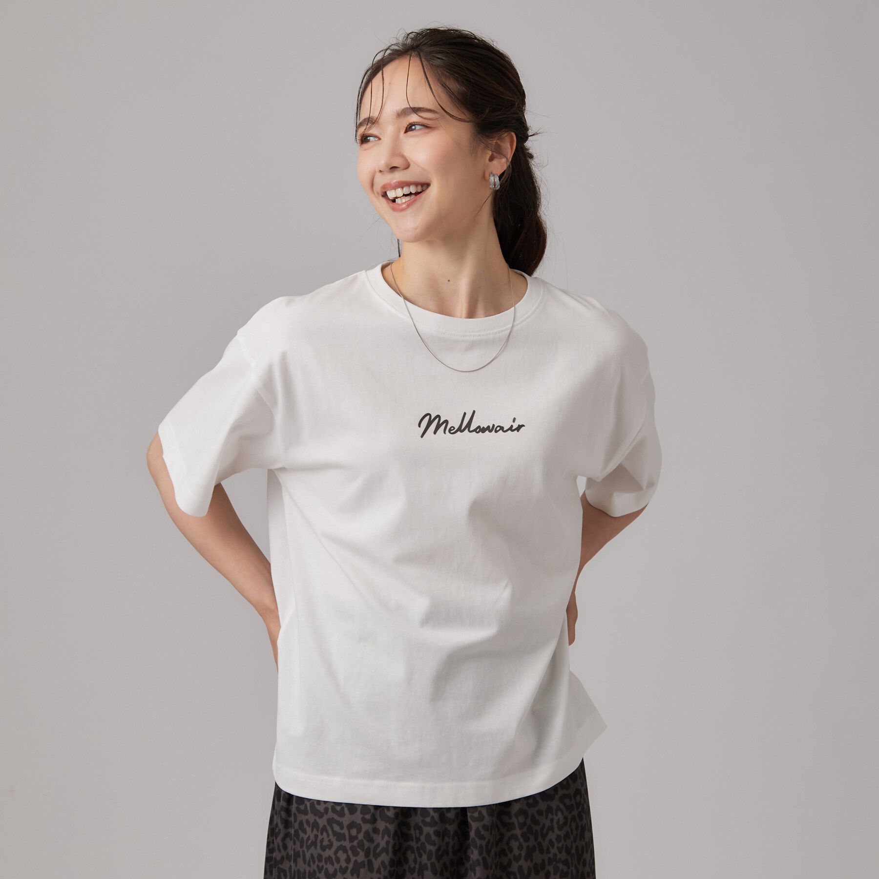 SHOO･LA･RUE「【S-LL】大人っぽく着られる ジェルロゴプリントTシャツ」|Tシャツ・カットソー|
