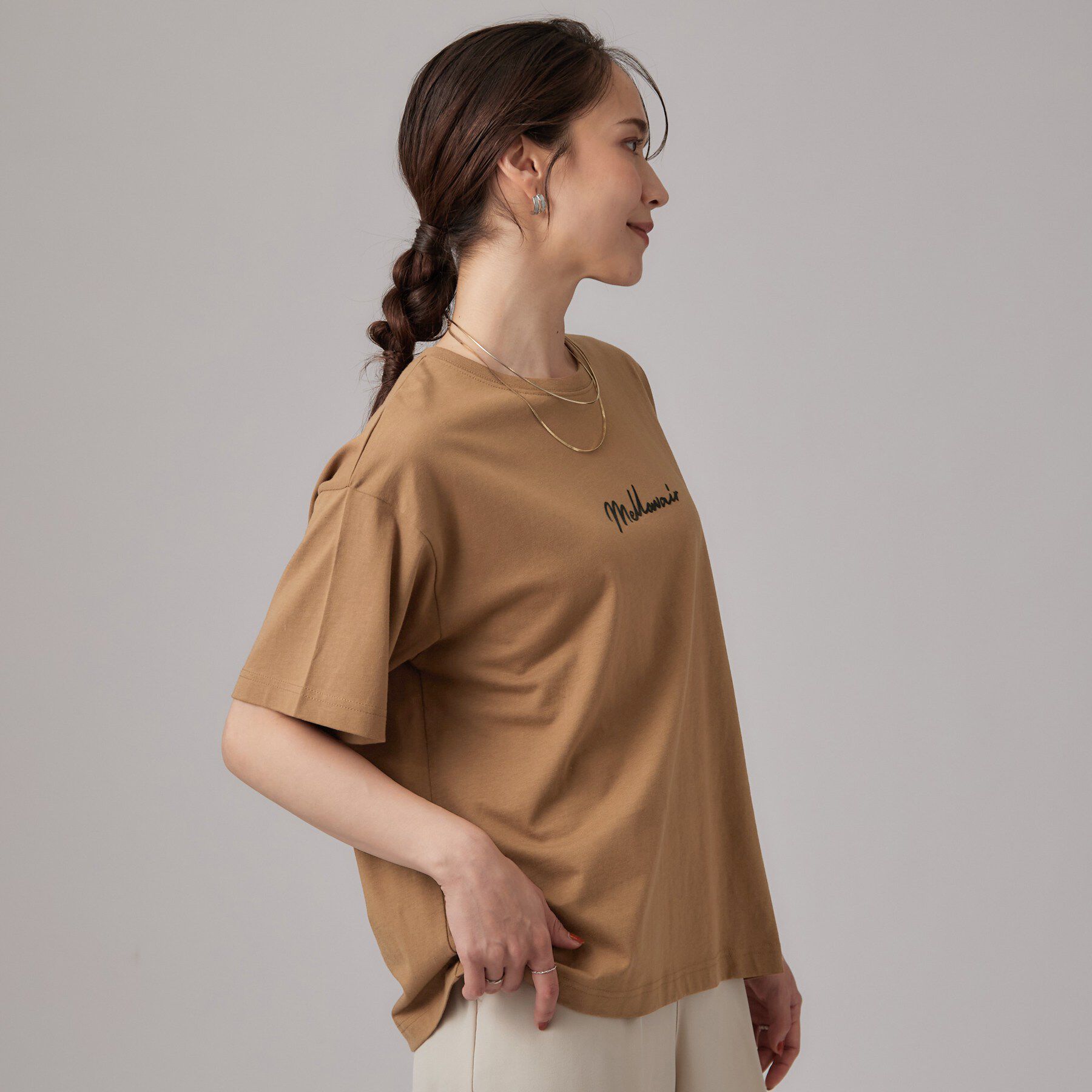 SHOO･LA･RUE「【S-LL】大人っぽく着られる ジェルロゴプリントTシャツ」|Tシャツ・カットソー|