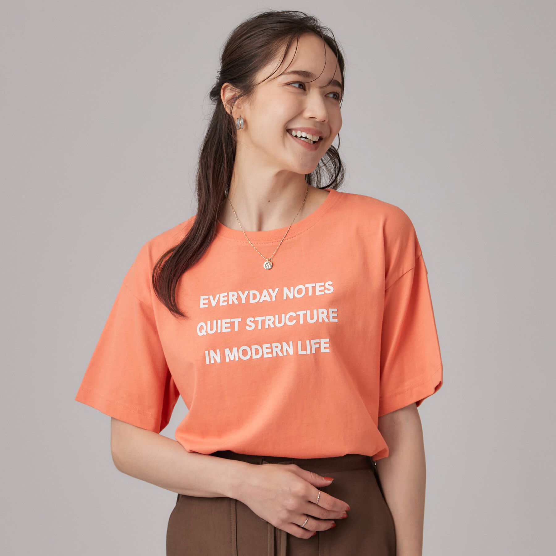 SHOO･LA･RUE「【S-LL】大人っぽく着られる ジェルロゴプリントTシャツ」|Tシャツ・カットソー|