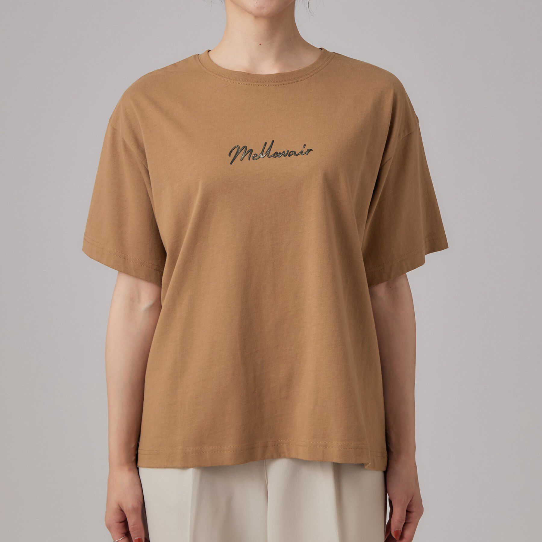 SHOO･LA･RUE「【S-LL】大人っぽく着られる ジェルロゴプリントTシャツ」|Tシャツ・カットソー|