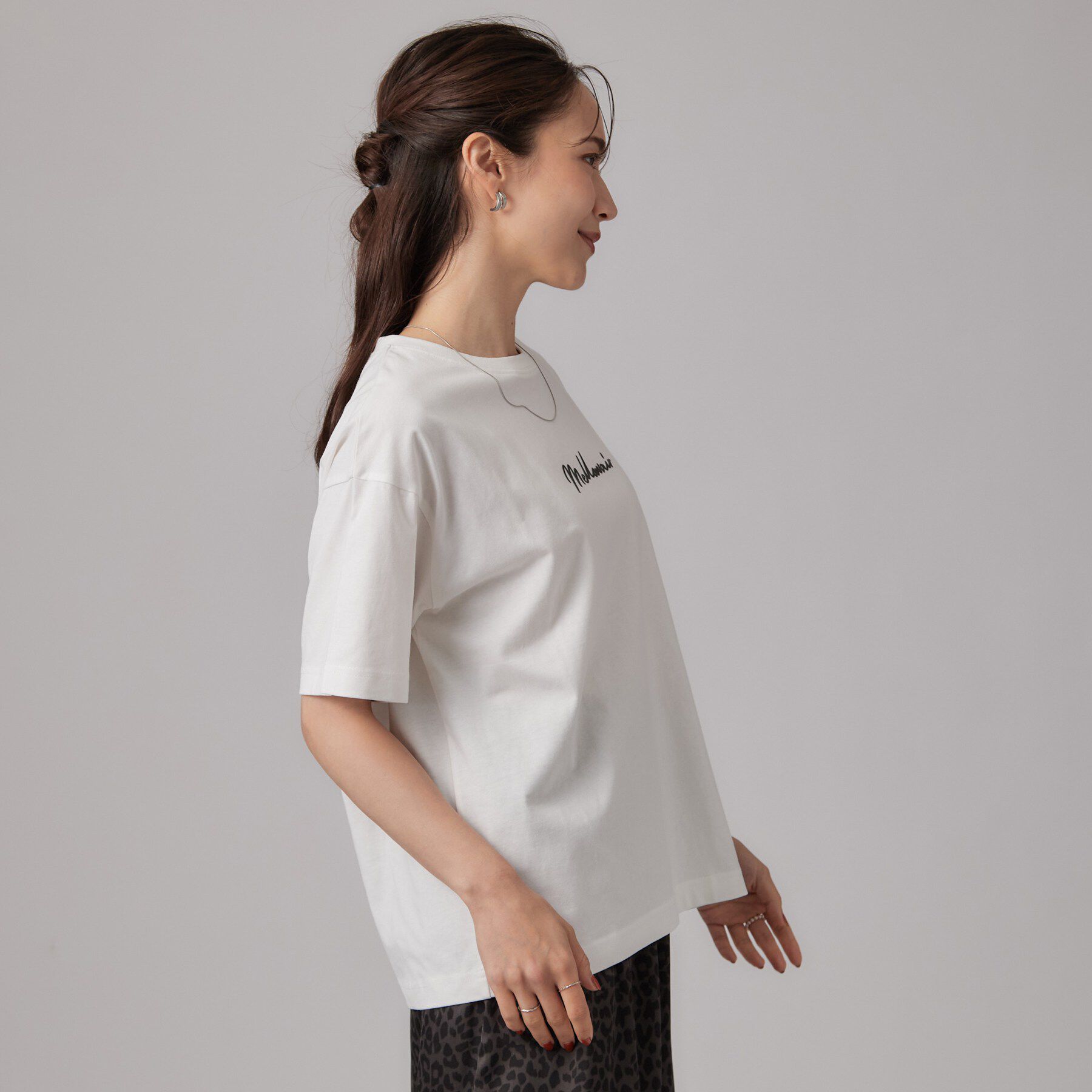 SHOO･LA･RUE「【S-LL】大人っぽく着られる ジェルロゴプリントTシャツ」|Tシャツ・カットソー|