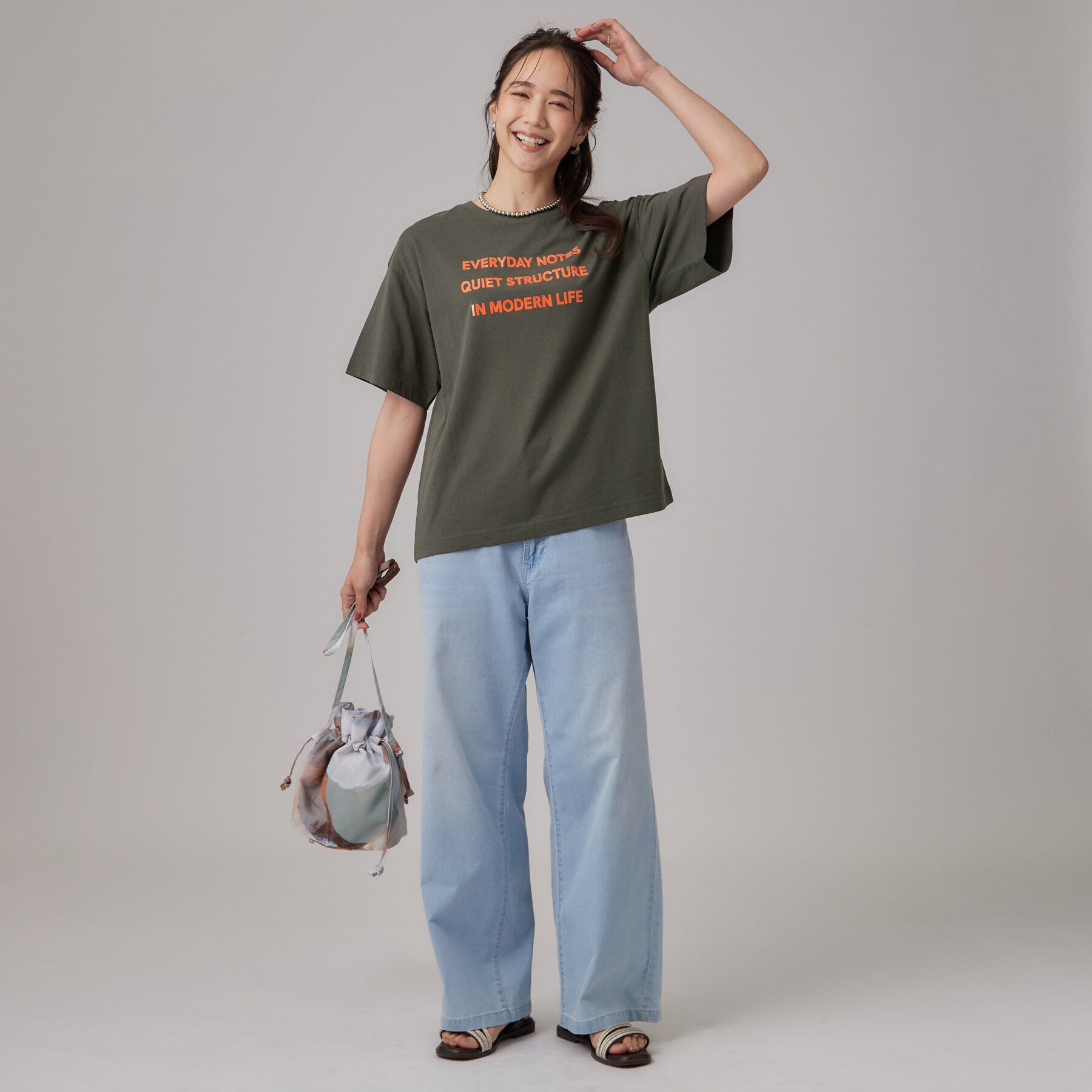 SHOO･LA･RUE「【S-LL】大人っぽく着られる ジェルロゴプリントTシャツ」|Tシャツ・カットソー|