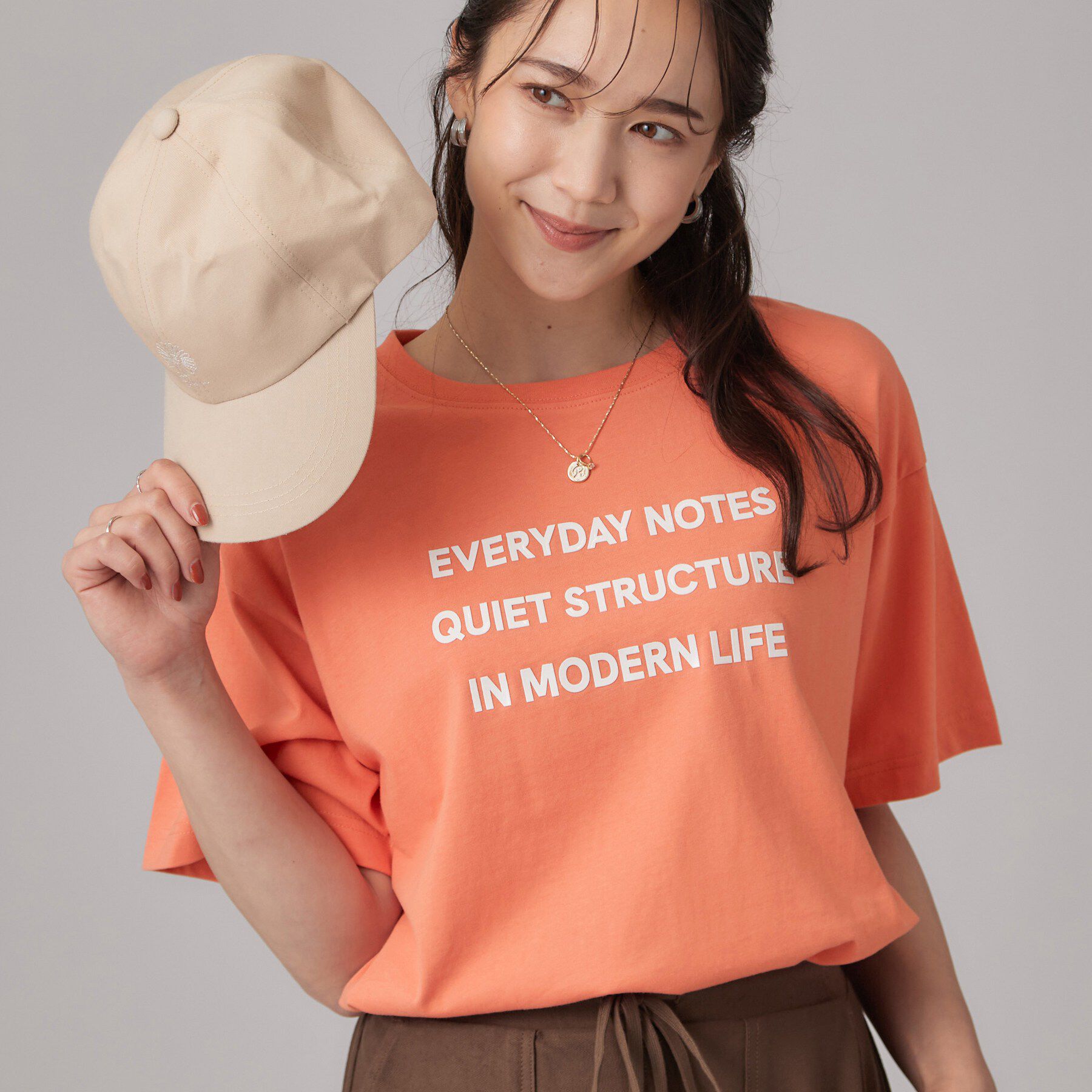 SHOO･LA･RUE「【S-LL】大人っぽく着られる ジェルロゴプリントTシャツ」|Tシャツ・カットソー|オレンジ(066)