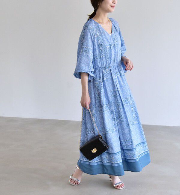 quaranciel「quaranciel:〈洗濯機可能〉フラワー スカーフ プリント Vネック フレア ワンピース」|ワンピース|