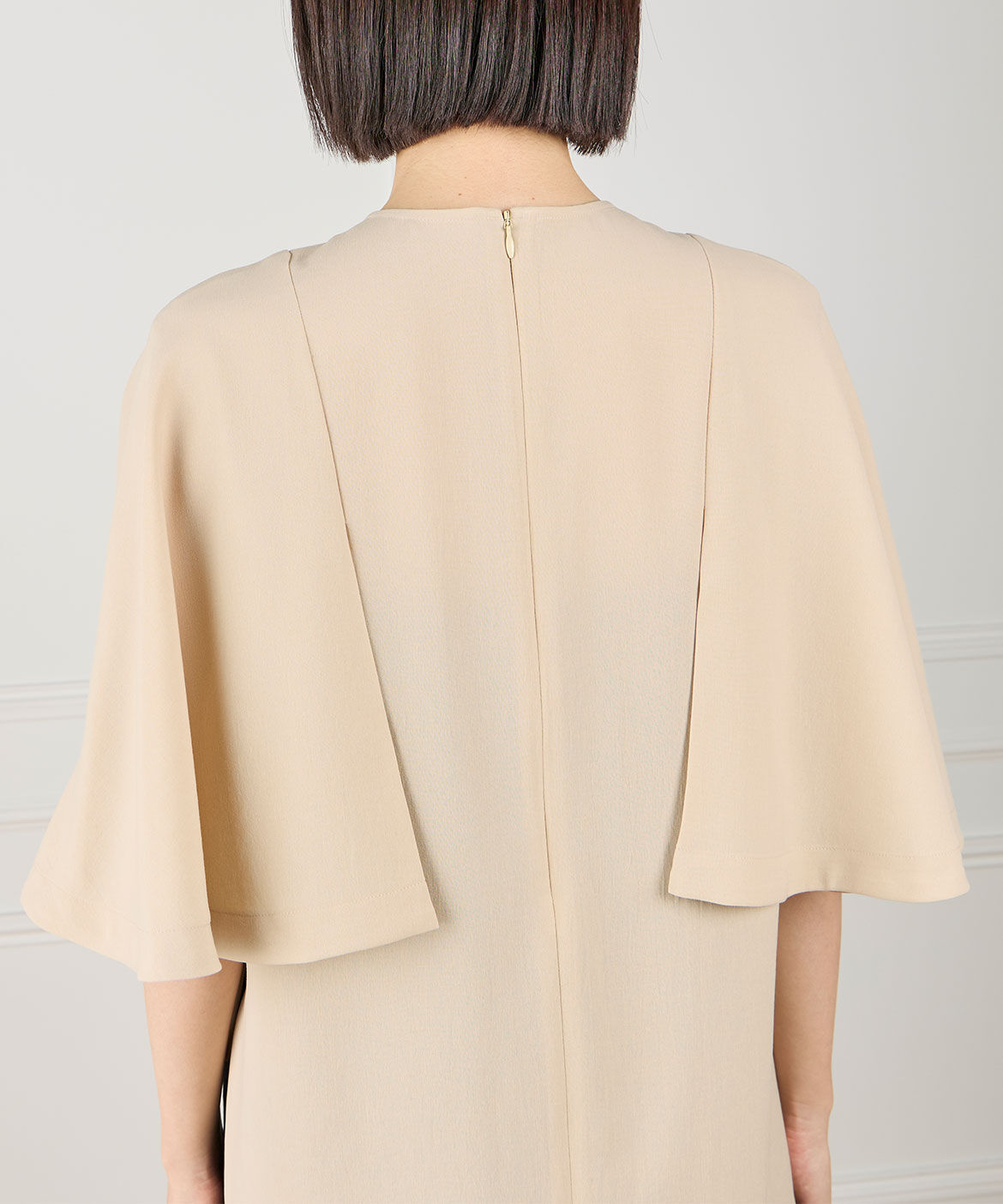 INED「《三尋木奈保ｺﾗﾎﾞ》ｹｰﾌﾟｽﾘｰﾌﾞﾌﾞﾗｳｽ |軽快な立体感で  」|シャツ・ブラウス|