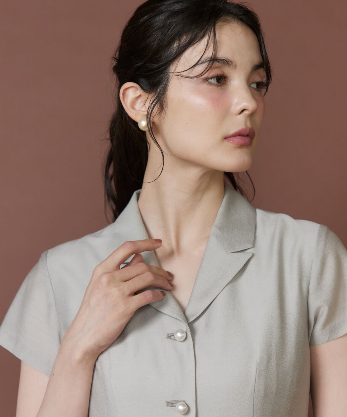 Maglie le cassetto「パールボタンワンピース｜すっきり細見えウエストと贅沢フレアの存在感」|ワンピース|