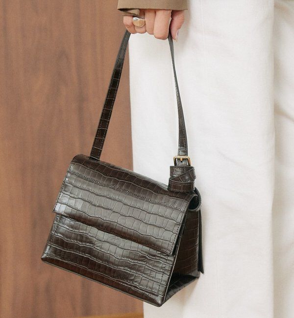  「【シーンを選ばない】型押しフラップバッグ」|ショルダー・メッセンジャー|ダークブラウン