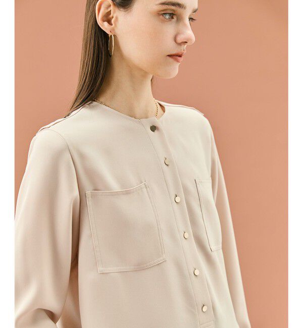 BEIGE,「【WEB限定・洗える】CLARION / ゴールド釦クルーネックブラウス」|シャツ・ブラウス|