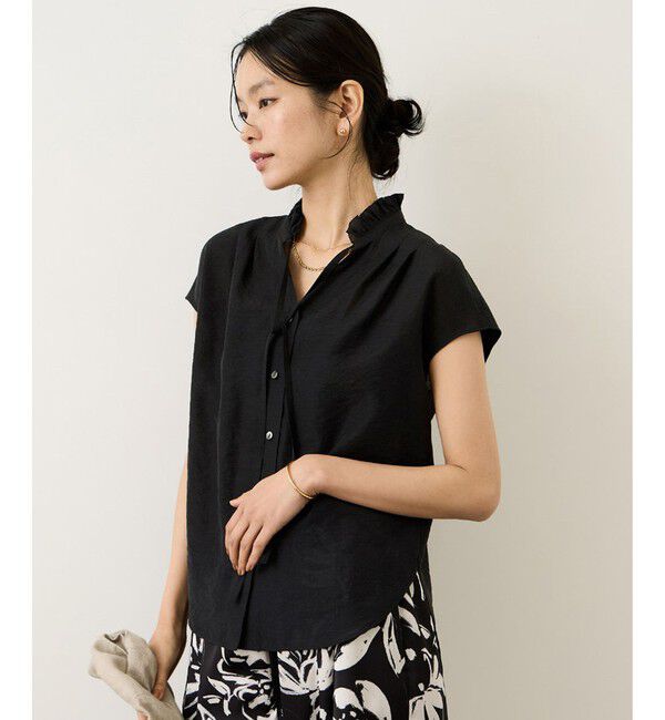 ROPE「【WEB限定カラー】スタンドフリルスキッパーブラウス(無地・ピンストライプ)/イージーケア」|シャツ・ブラウス|ブラック(01)
