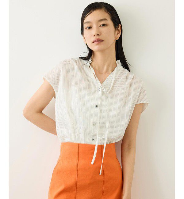 ROPE「【WEB限定カラー】スタンドフリルスキッパーブラウス(無地・ピンストライプ)/イージーケア」|シャツ・ブラウス|