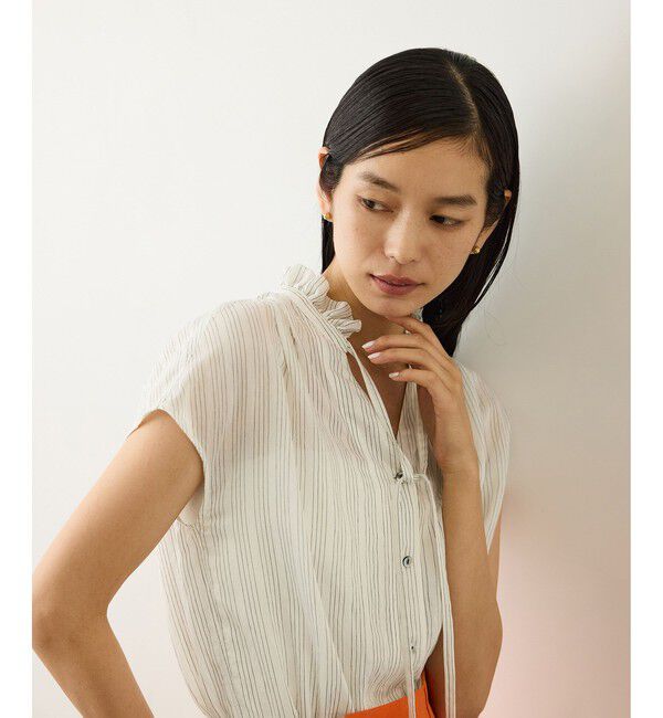 ROPE「【WEB限定カラー】スタンドフリルスキッパーブラウス(無地・ピンストライプ)/イージーケア」|シャツ・ブラウス|