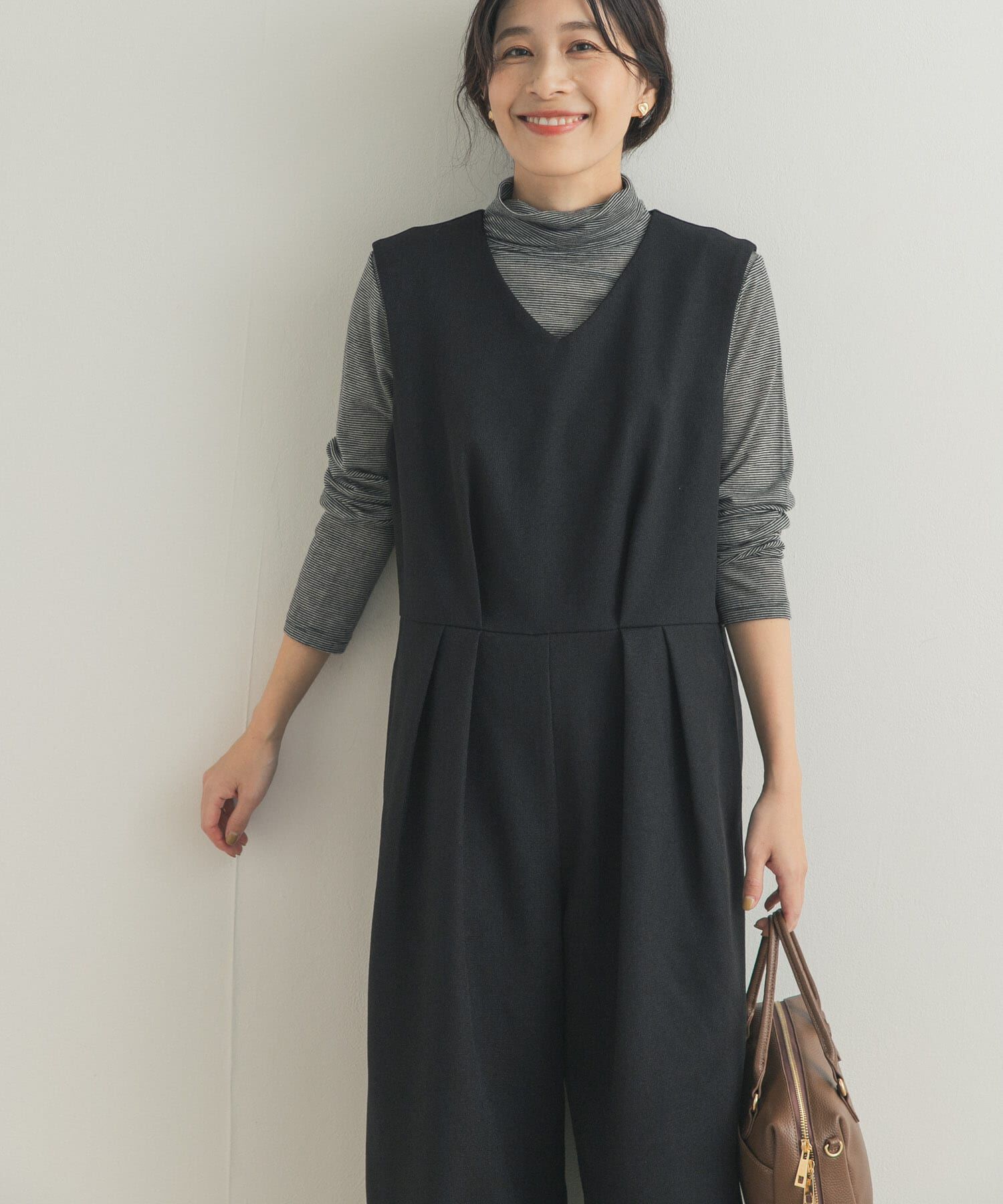 URBAN RESEARCH DOORS「Vネックオールインワン」|ワンピース|ブラック