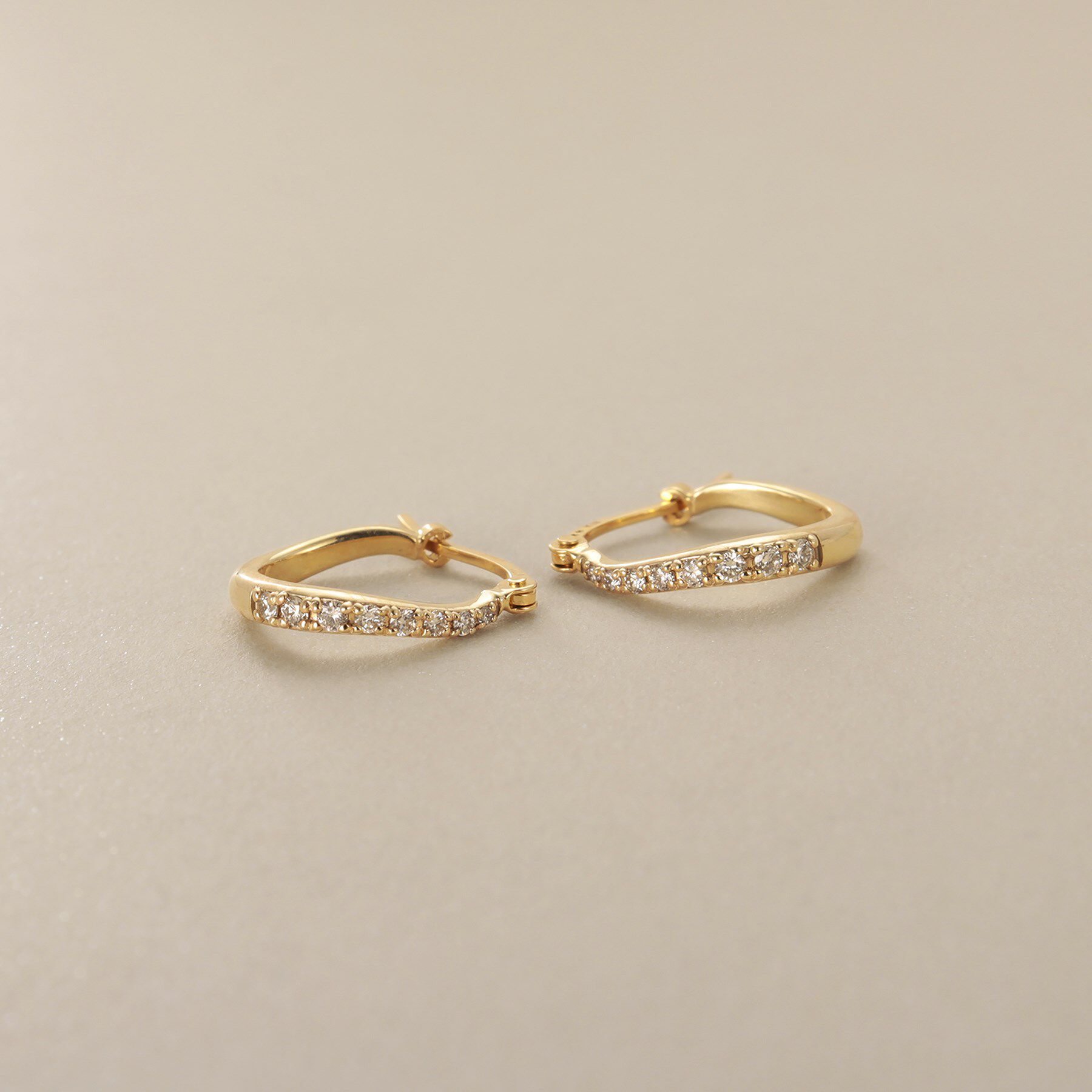 COCOSHNIK「K10ダイヤモンド グラデカーブ フープピアス」|ピアス|