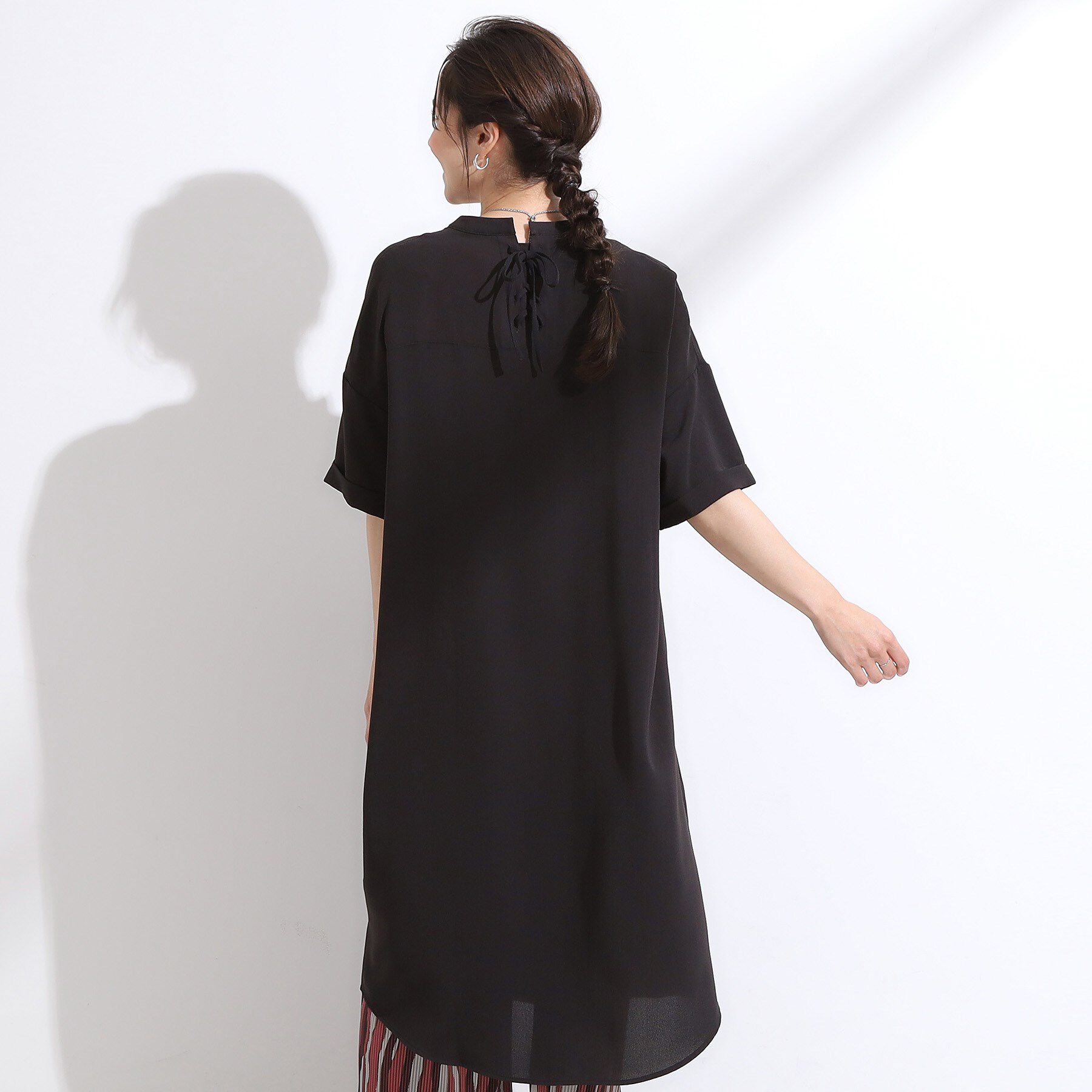 SHOO･LA･RUE「【S-LL/洗濯後しわになりにくい/体型カバー】後ろ姿もサマになる バックレースアップチュニック」|チュニック|