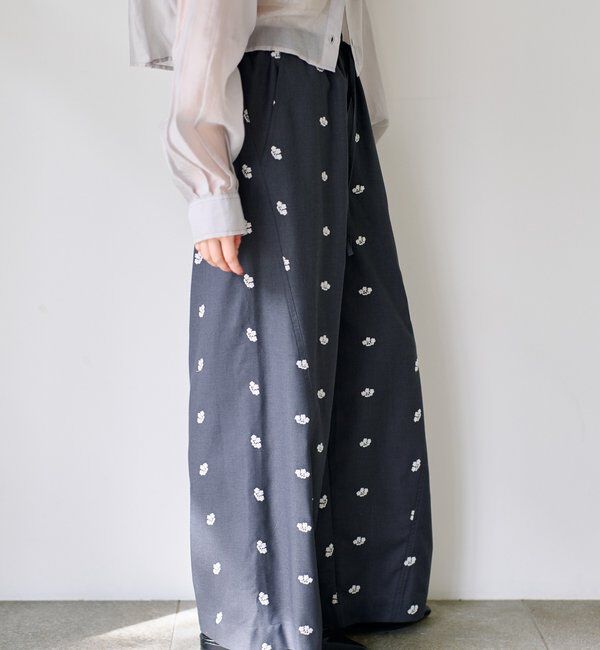  「【WEB限定追加/2サイズ展開】フラワーステッチワイドパンツ」|チノ|