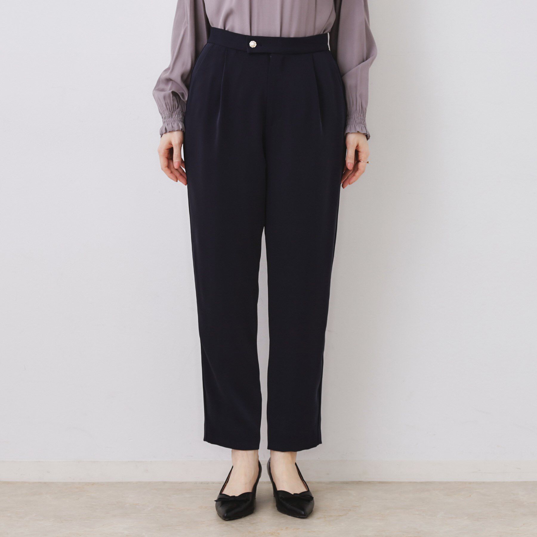 Couture broach「【ハレの日・通勤】パール調釦テーパードパンツ」|その他|