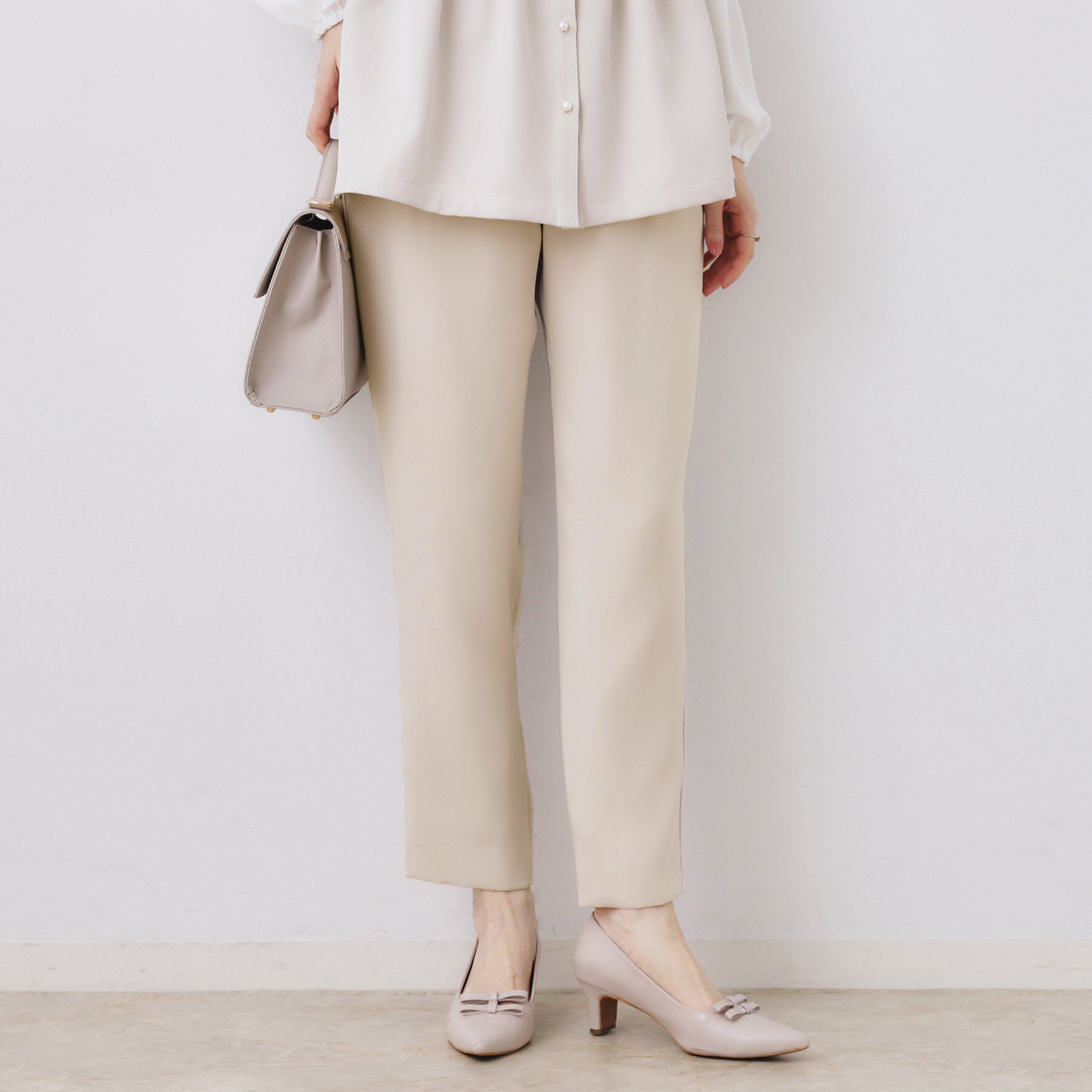 Couture broach「【ハレの日・通勤】パール調釦テーパードパンツ」|その他|