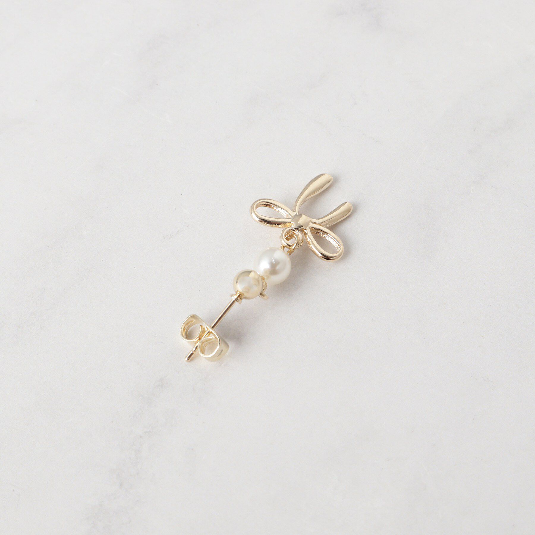 Couture broach「フェイクパール付きリボンモチーフピアス」|ピアス|
