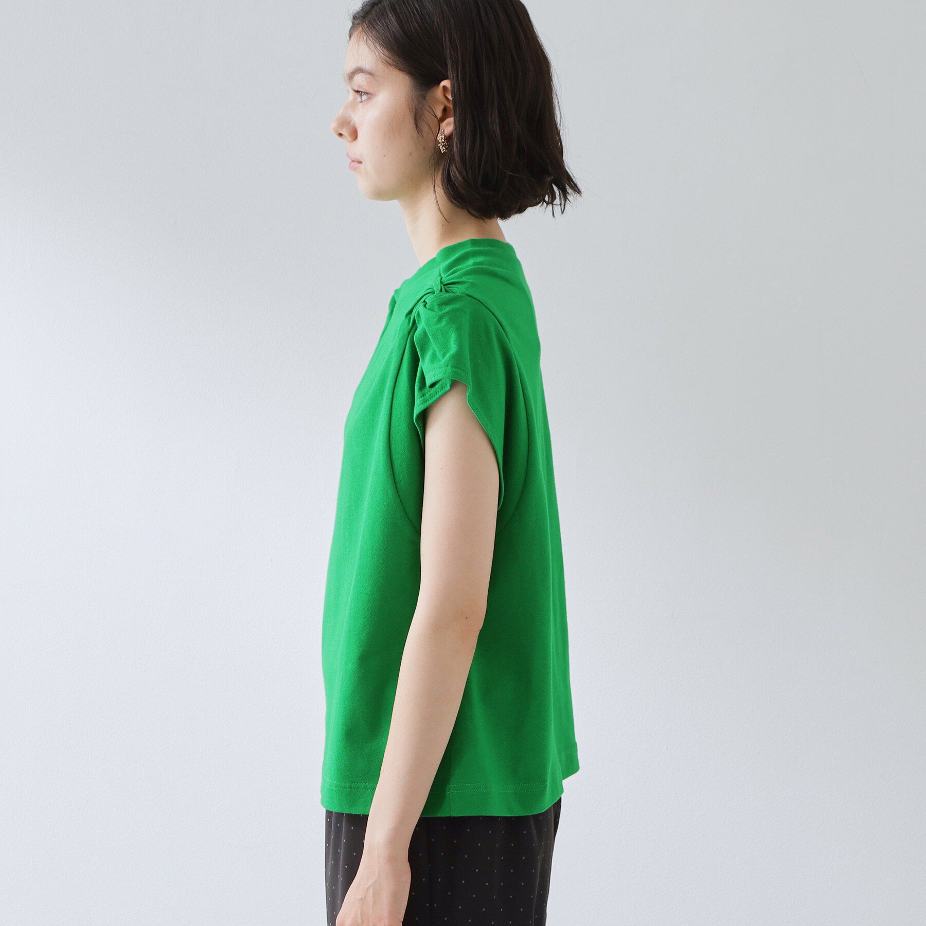 THE SHOP TK「【ひんやり/汗じみ防止】ツイストアクセントトップス」|Tシャツ・カットソー|
